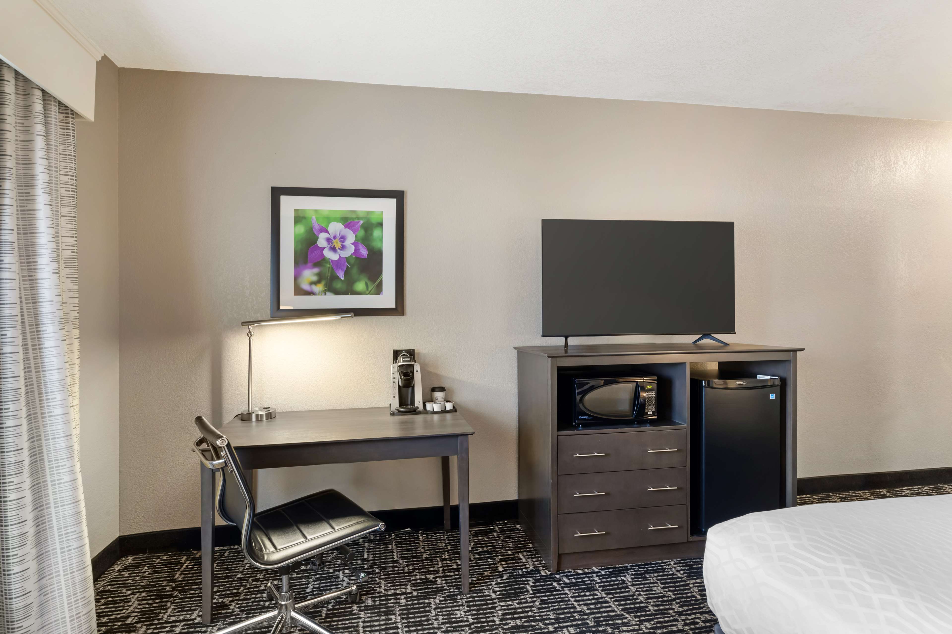 Best Western Greeley Room Type - Accessible - 1 King, Mobility Accessible, Bathtub, Microwave And Refrigerator, Non-Smoking, Full Bre Best Western Greeley Room Type - Accessible - 1 King, Mobility Accessible, Bathtub, Microwave And Refrigerator, Non-Smoking, Full Bre