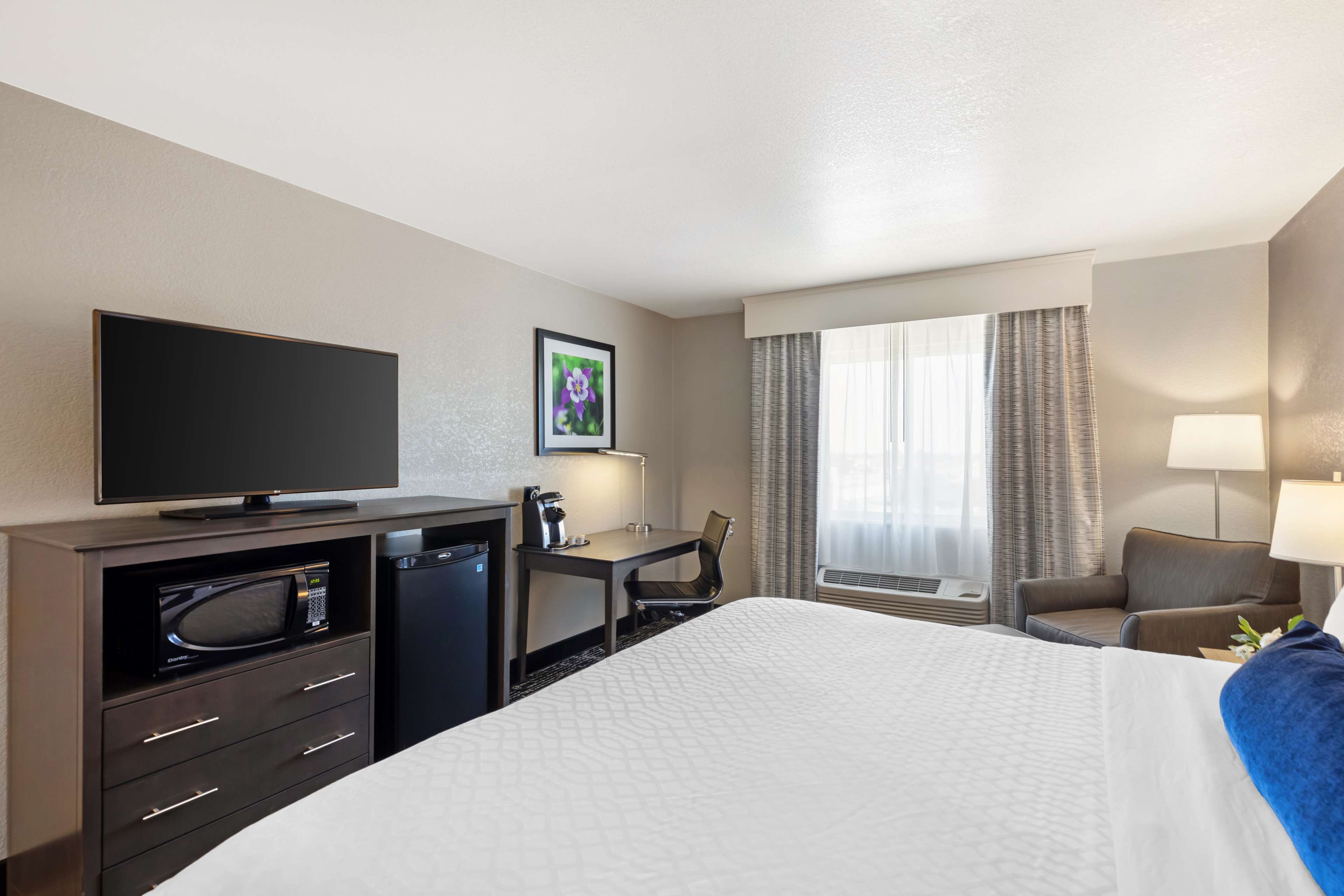 Best Western Greeley Room Type - 1 King Bed, Non-Smoking, Pillow Top Mattress, Microwave, Refrigerator, Full Breakfast Best Western Greeley Room Type - 1 King Bed, Non-Smoking, Pillow Top Mattress, Microwave, Refrigerator, Full Breakfast