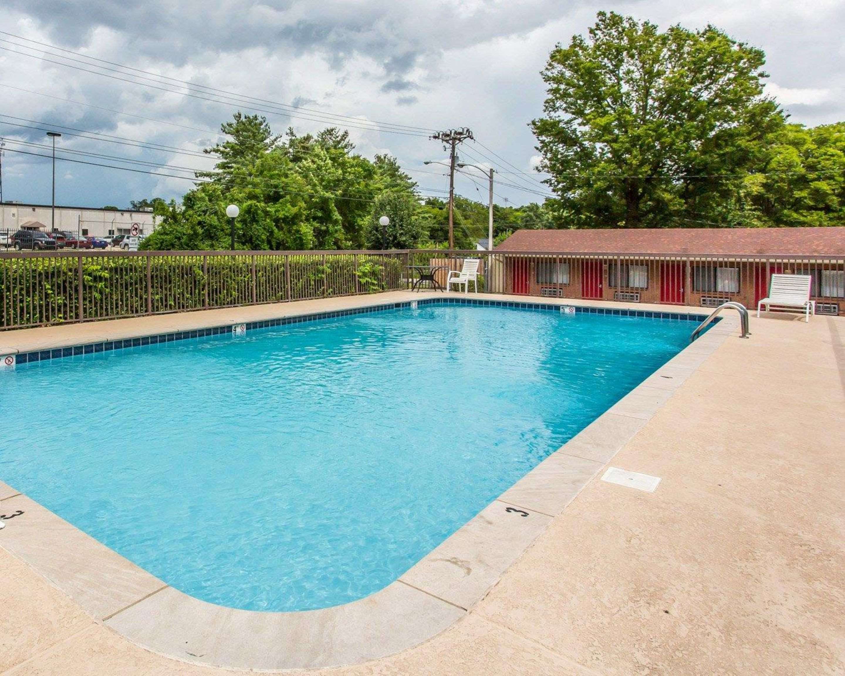 Outdoor pool with sundeck | Econo Lodge North