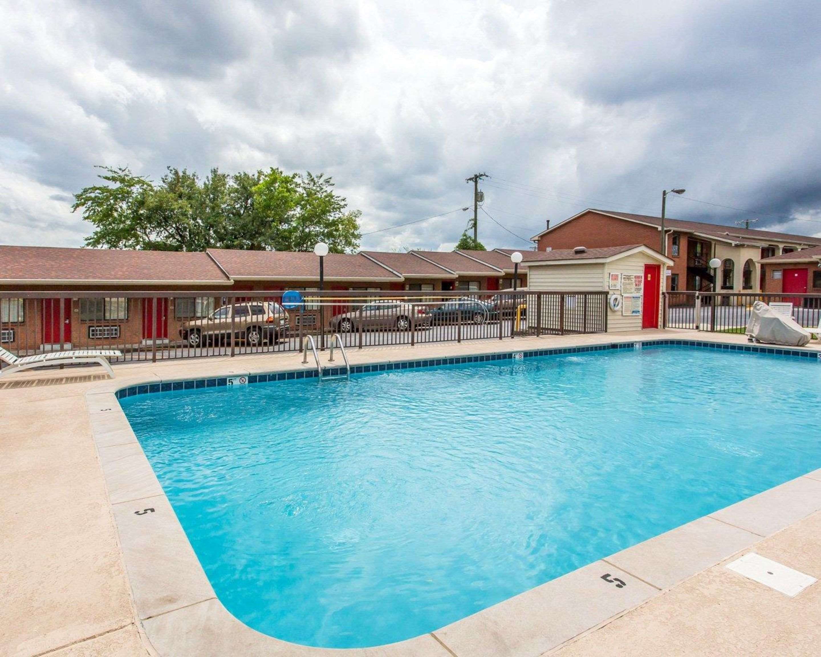 Outdoor pool | Econo Lodge North