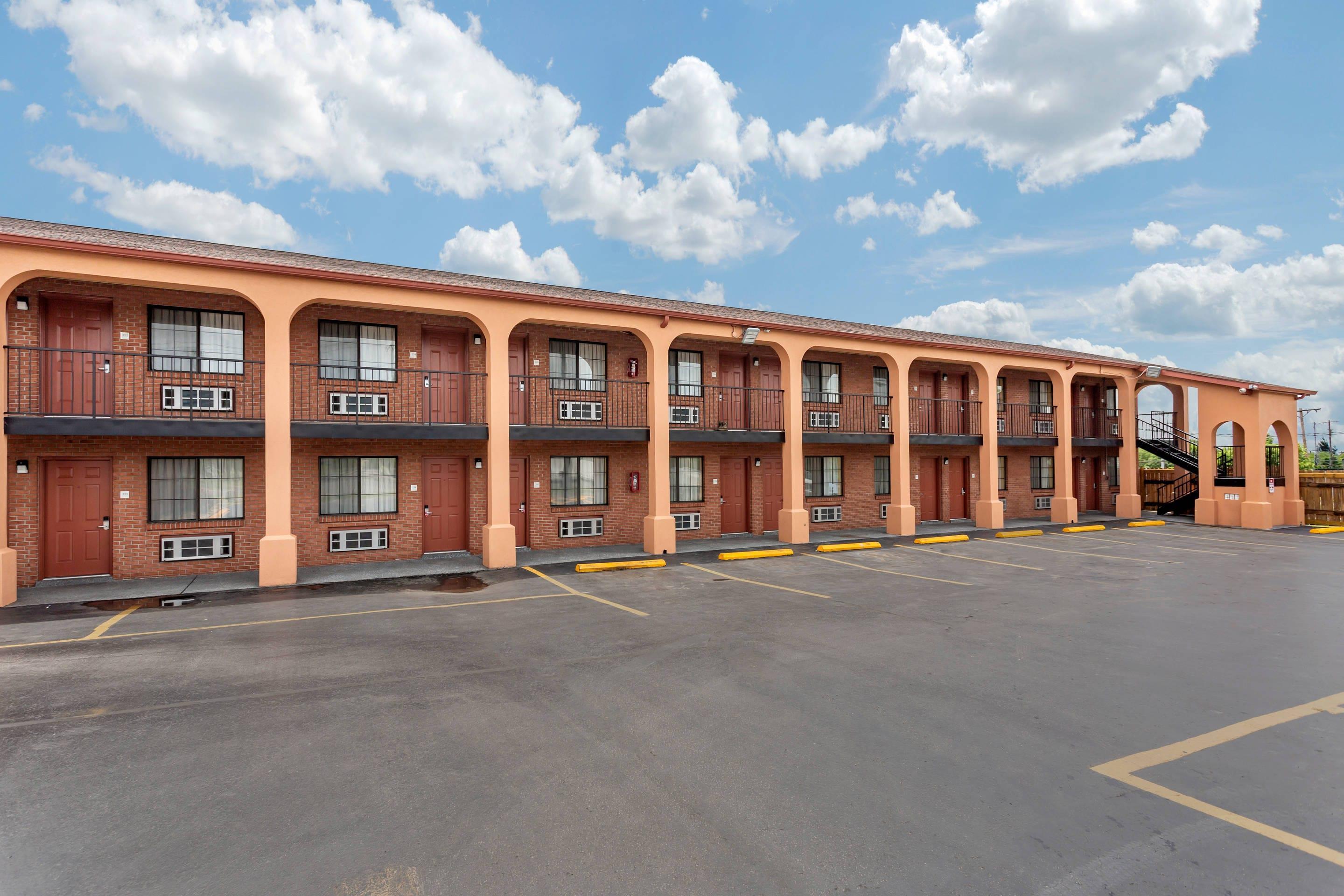 Hotel exterior | Econo Lodge North