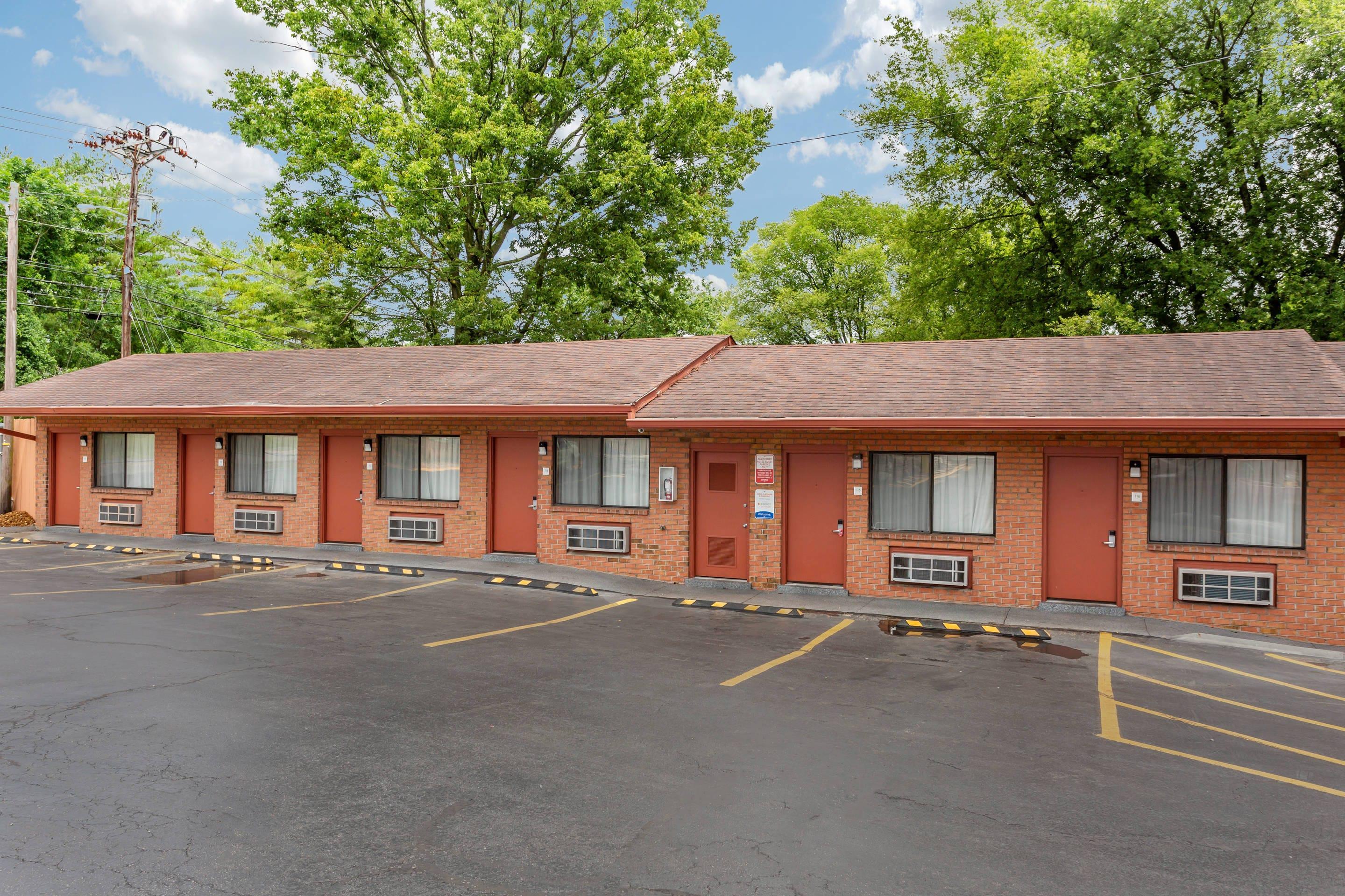 Hotel exterior | Econo Lodge North