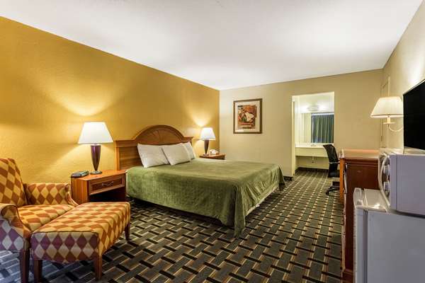  - Rodeway Inn Denmark - I-40, Exit 68