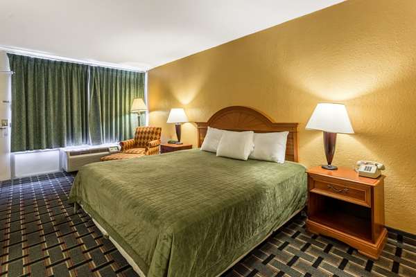  - Rodeway Inn Denmark - I-40, Exit 68