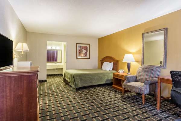  - Rodeway Inn Denmark - I-40, Exit 68