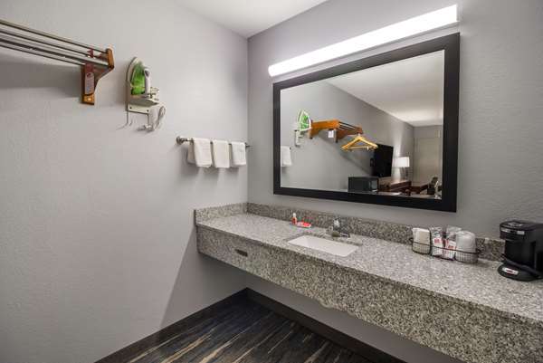  - Econo Lodge Martin