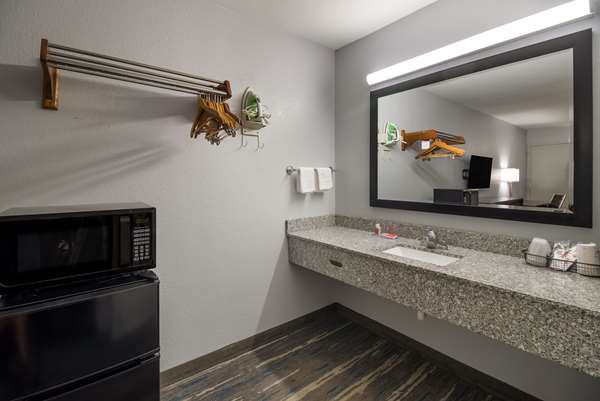  - Econo Lodge Martin