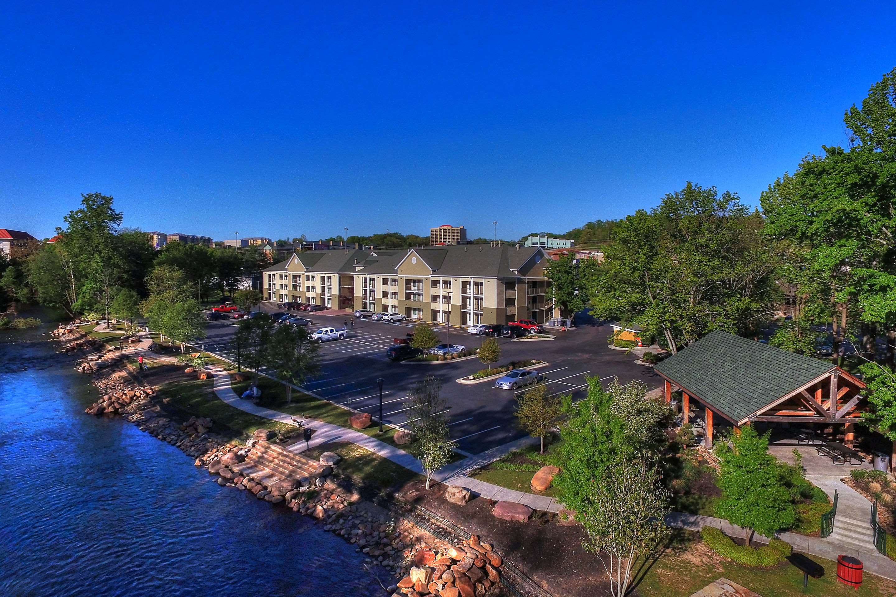 Hotel Riverwalk | Econo Lodge Pigeon Forge Riverside