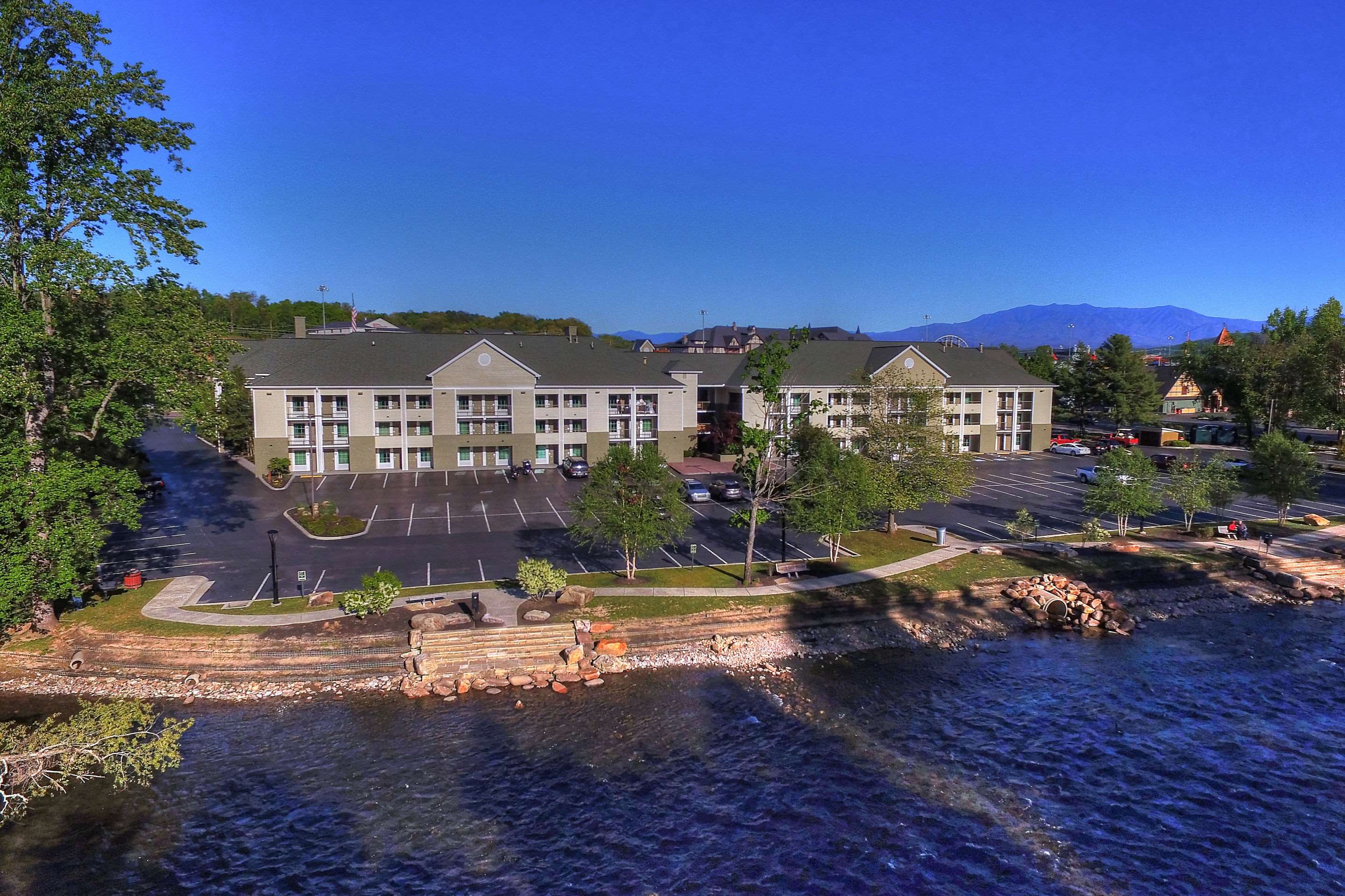 Hotel Riverwalk | Econo Lodge Pigeon Forge Riverside