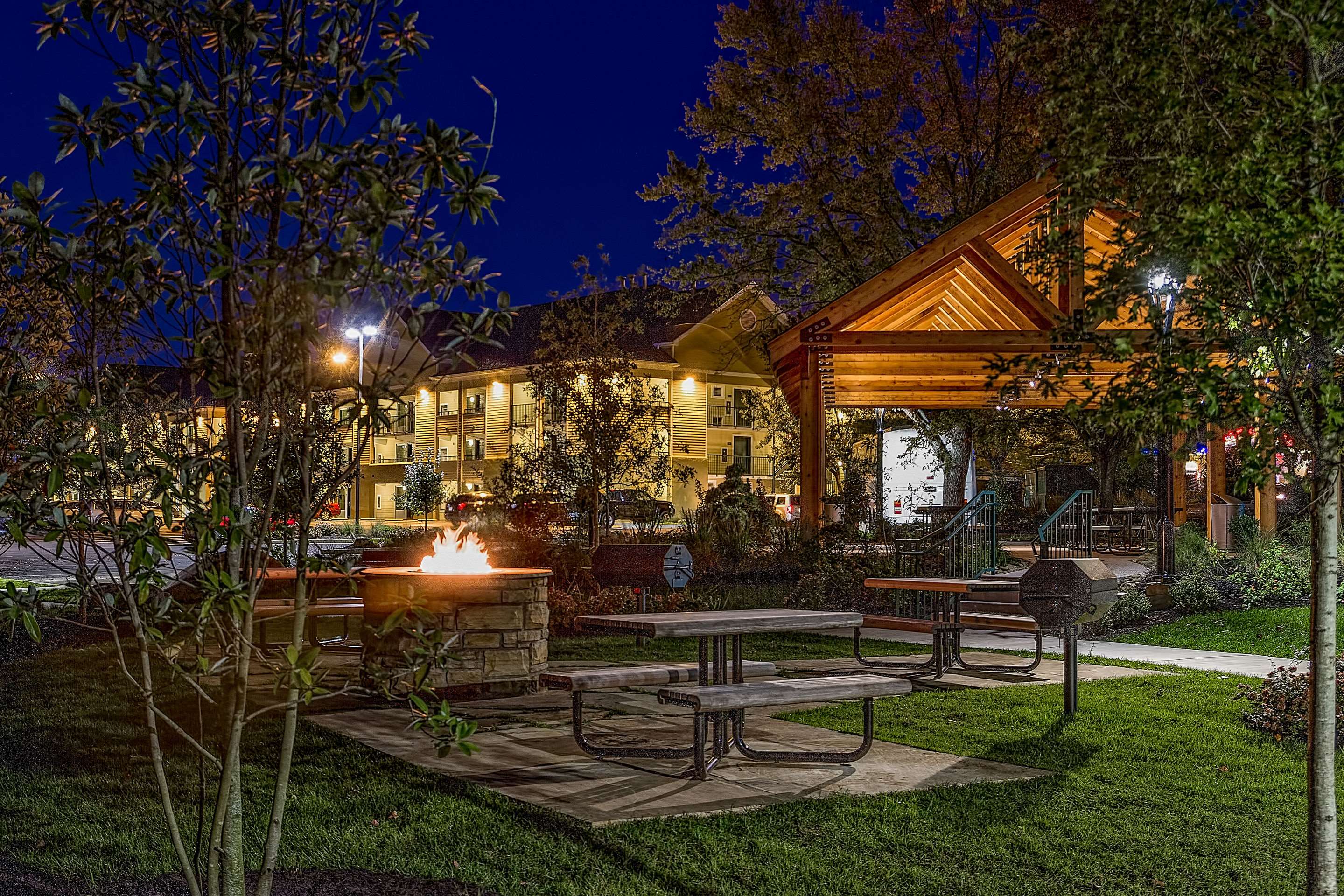 Enjoy the outdoor picnic area | Econo Lodge Pigeon Forge Riverside