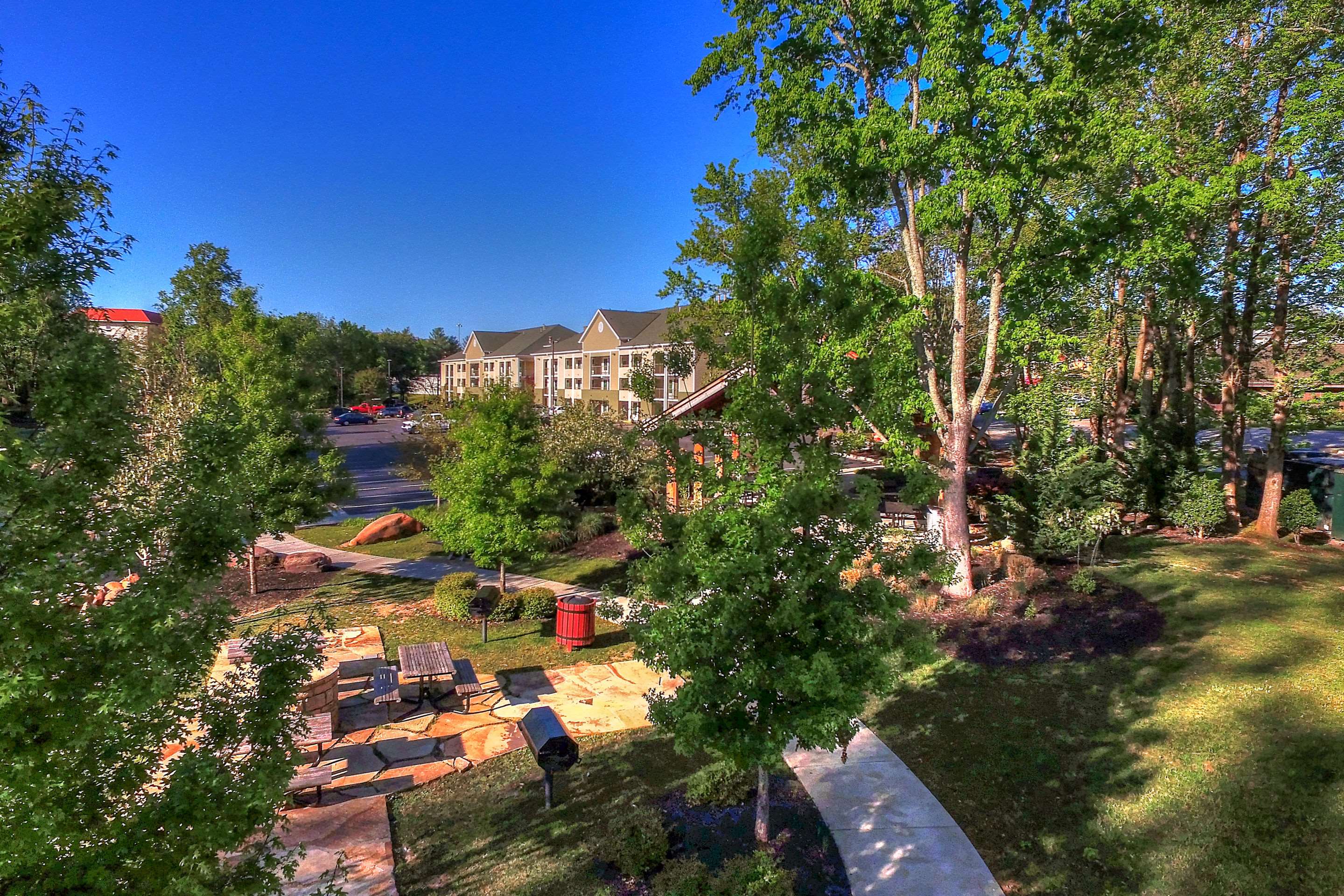 Hotel Riverwalk | Econo Lodge Pigeon Forge Riverside