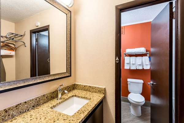  - Comfort Inn & Suites Stadium Downtown Nashville - I-24, Exit 48