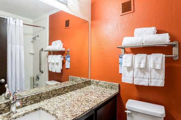  - Comfort Inn & Suites Stadium Downtown Nashville - I-24, Exit 48