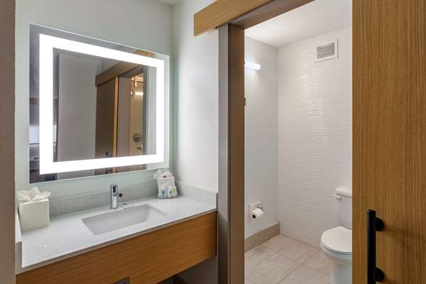  - Comfort Inn & Suites Stadium Downtown Nashville - I-24, Exit 48