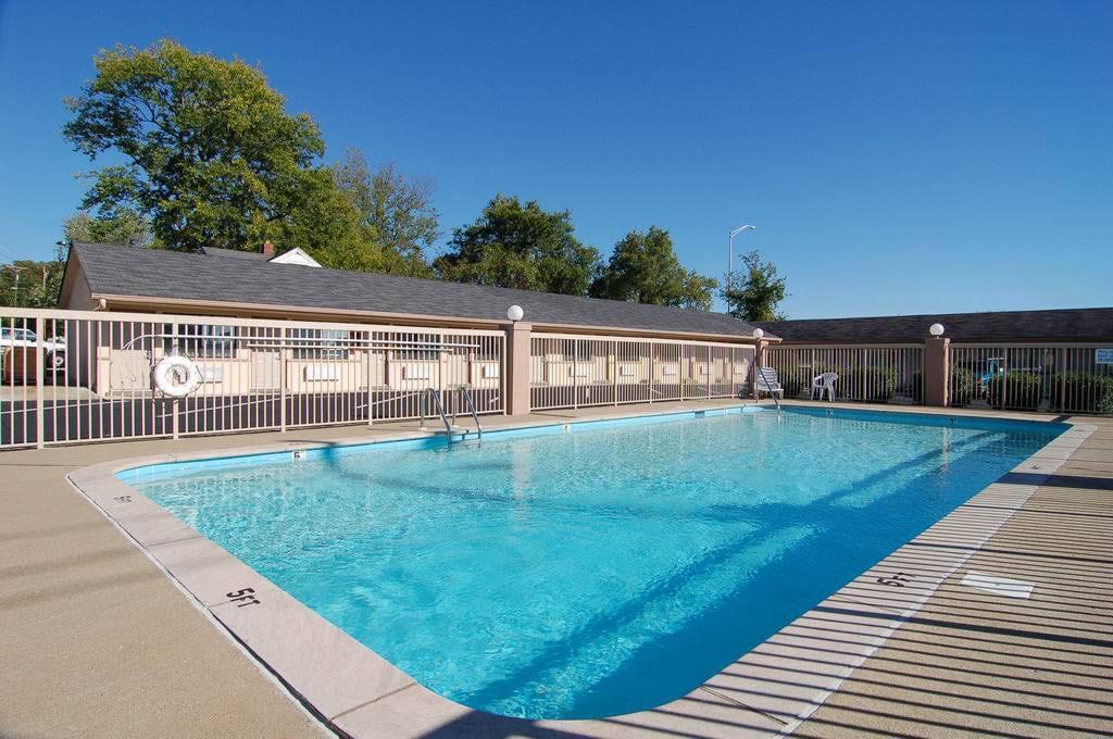Outdoor pool | Rodeway Inn