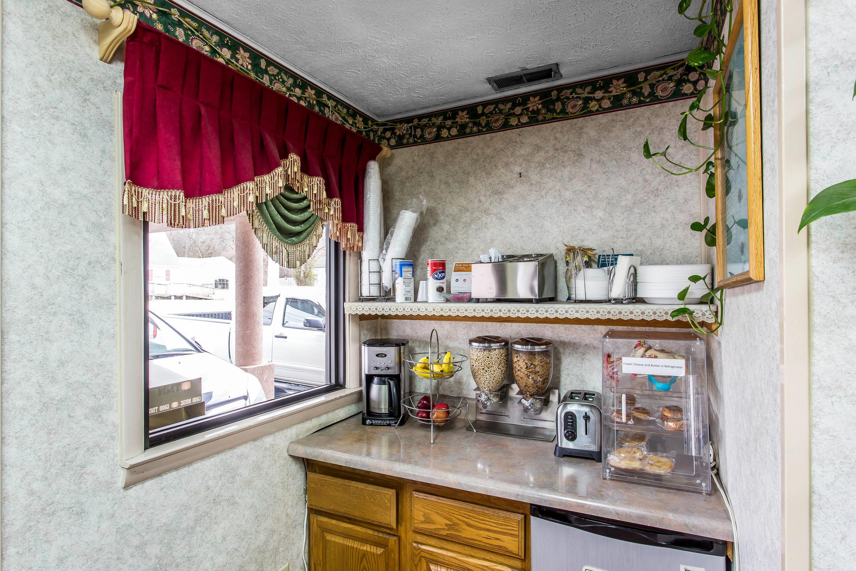 Breakfast area | Rodeway Inn