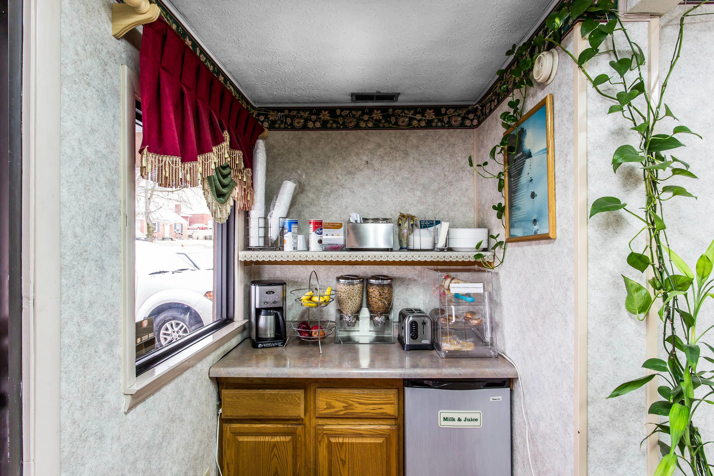 Breakfast area | Rodeway Inn