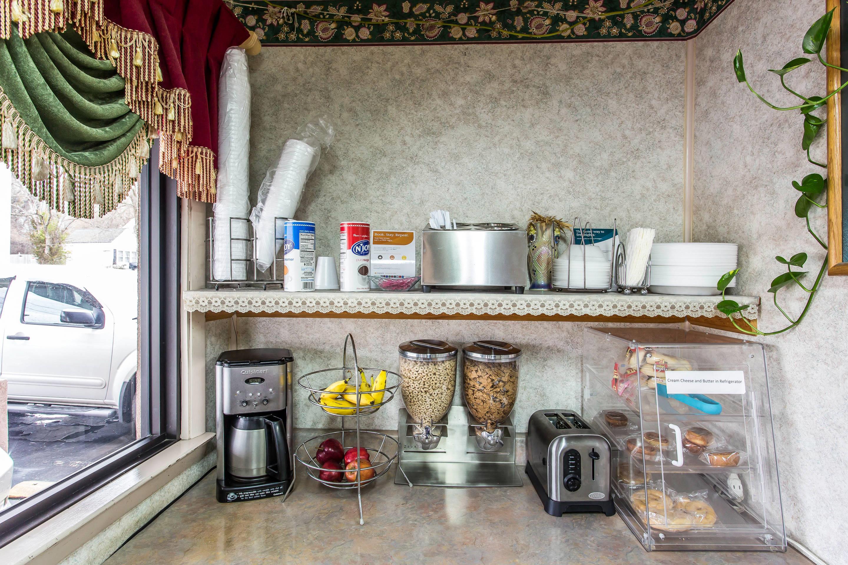 Free breakfast | Rodeway Inn