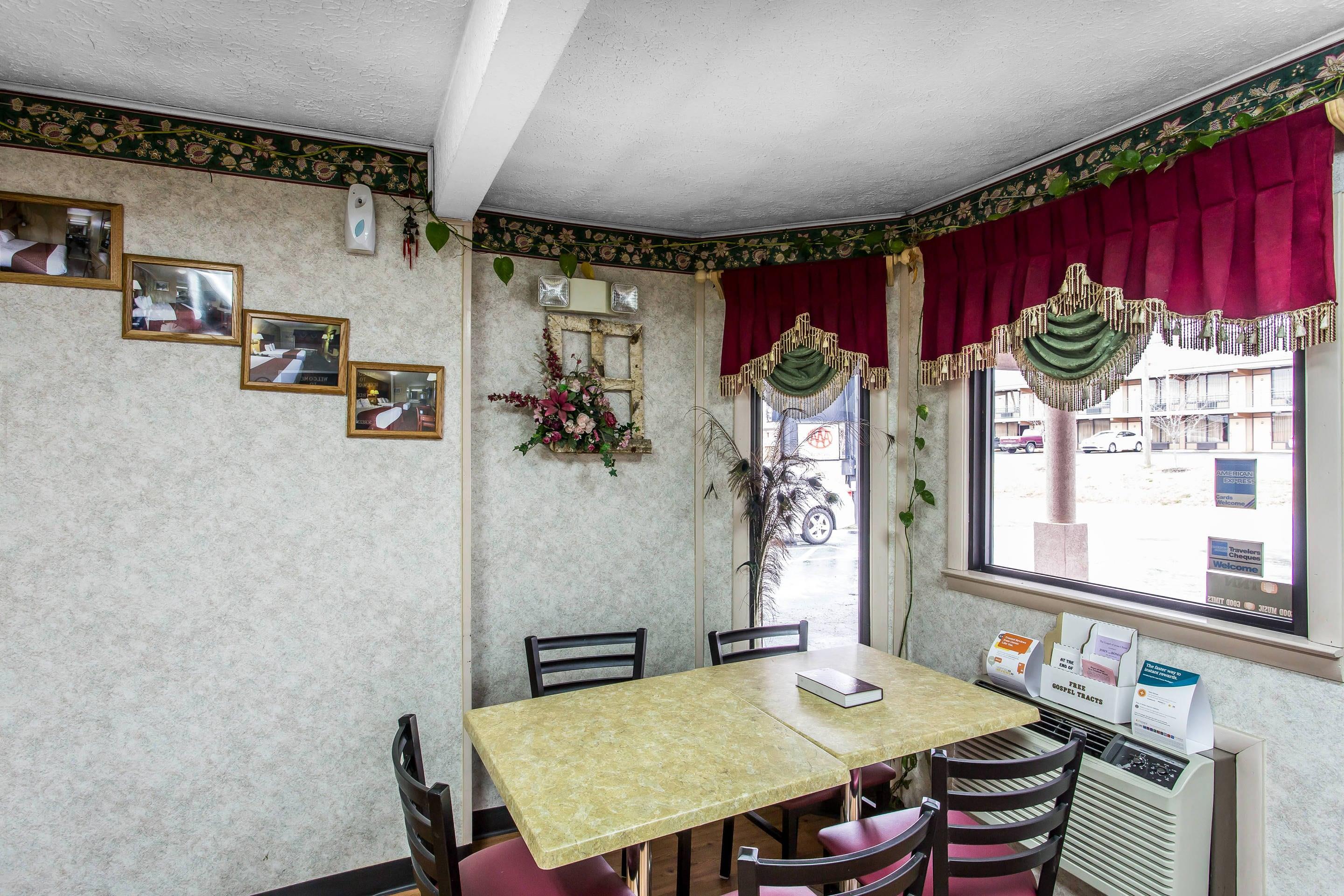 Breakfast area | Rodeway Inn