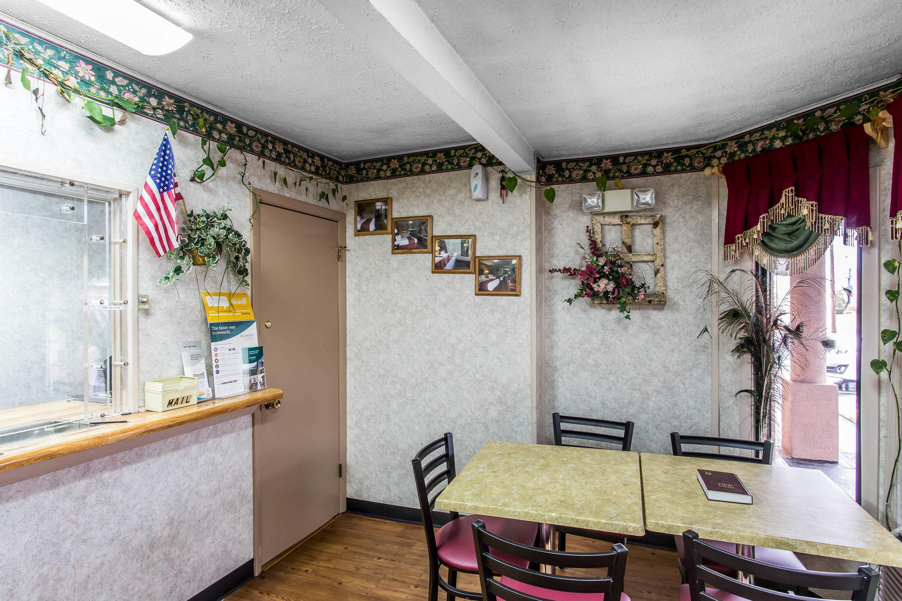 Enjoy breakfast in this seating area | Rodeway Inn