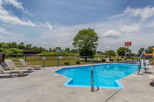 Pool - Econo Lodge Cornersville