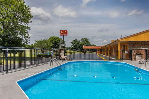 Pool - Econo Lodge Cornersville