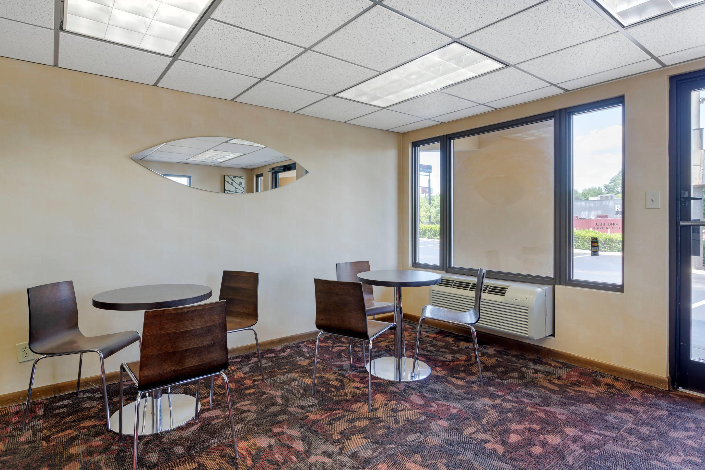 Breakfast area | Econo Lodge North Knoxville