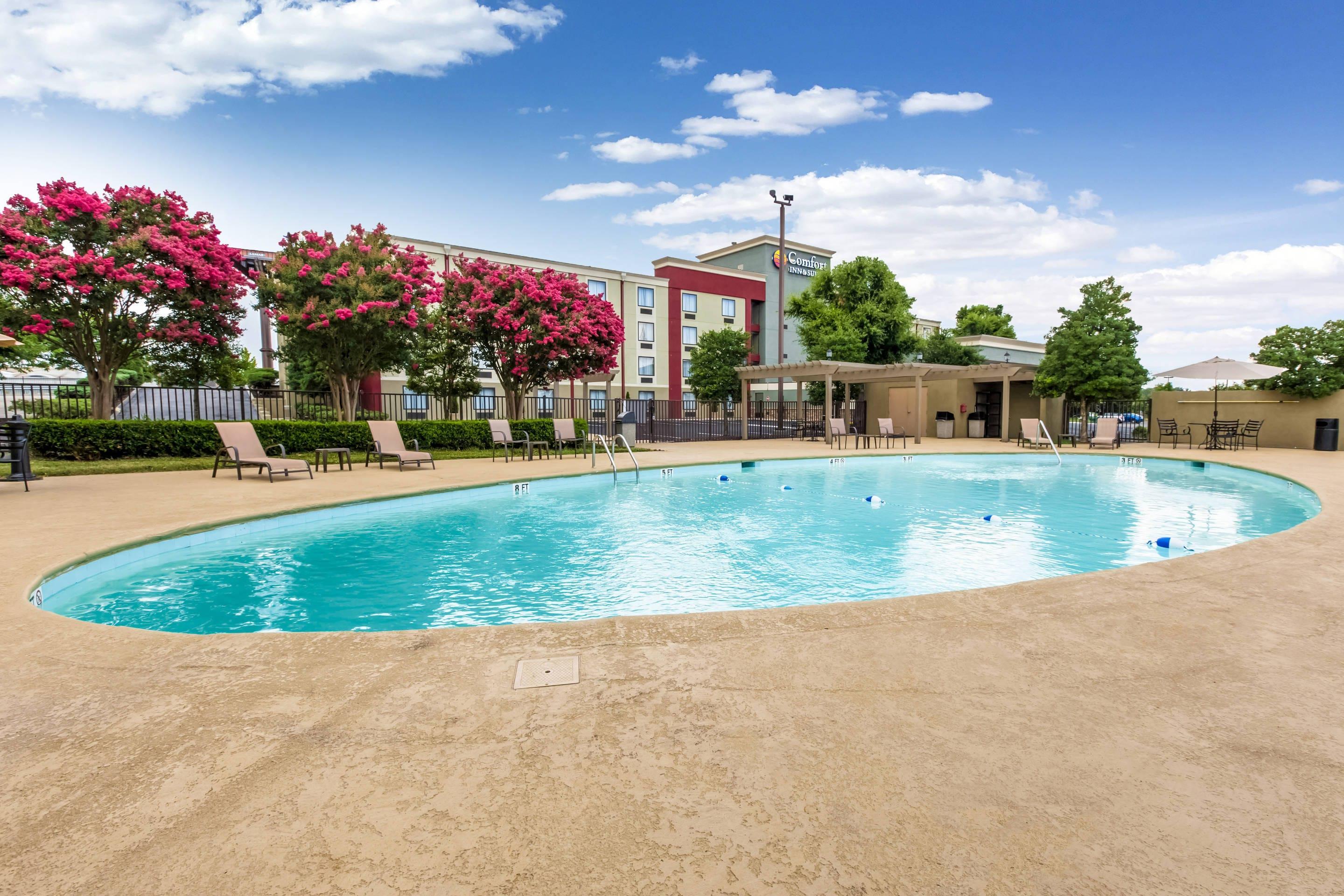 Outdoor pool | Comfort Inn & Suites Knoxville West