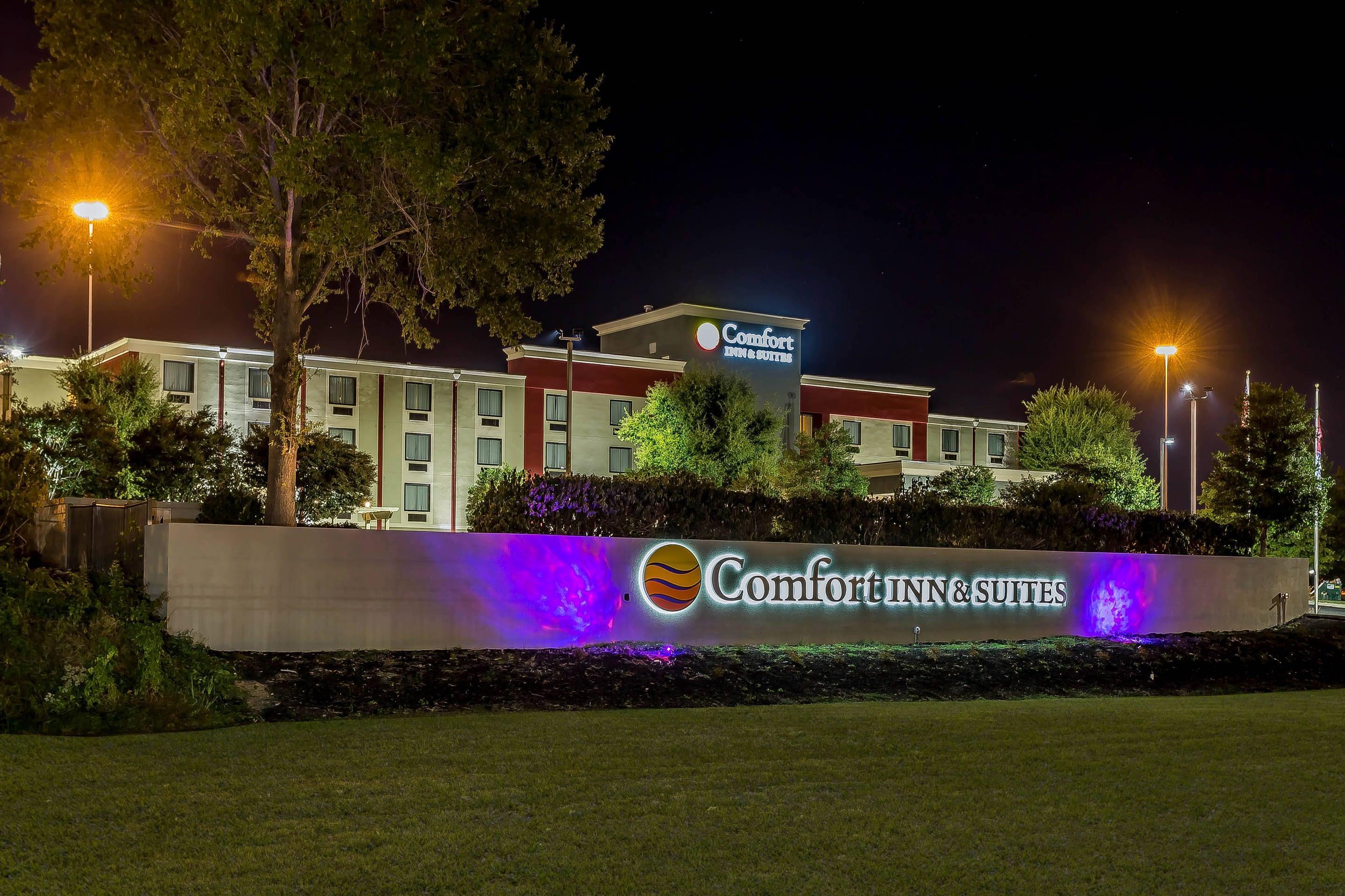 Night view of hotel | Comfort Inn & Suites Knoxville West