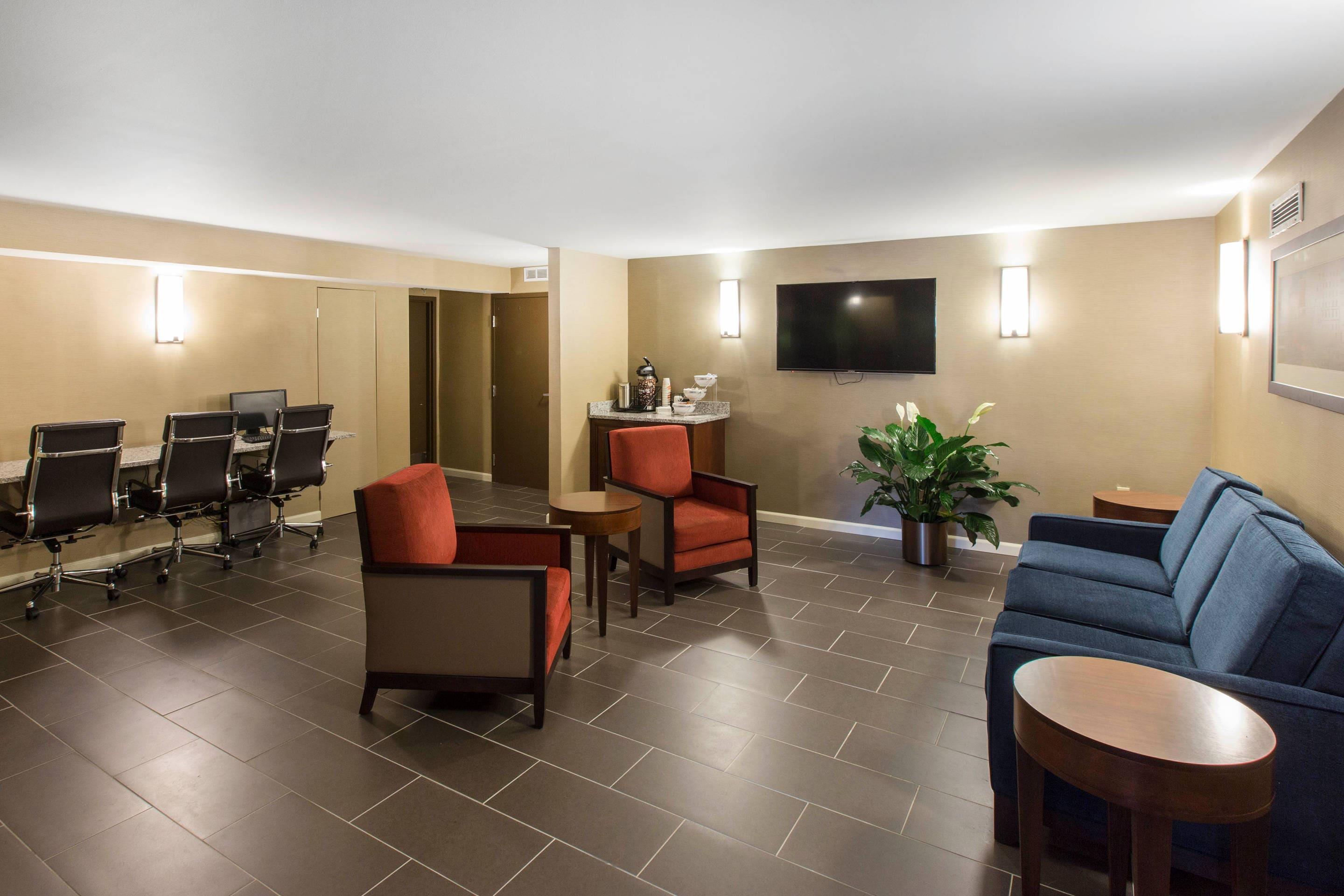 Hospitality Area | Comfort Inn & Suites Knoxville West