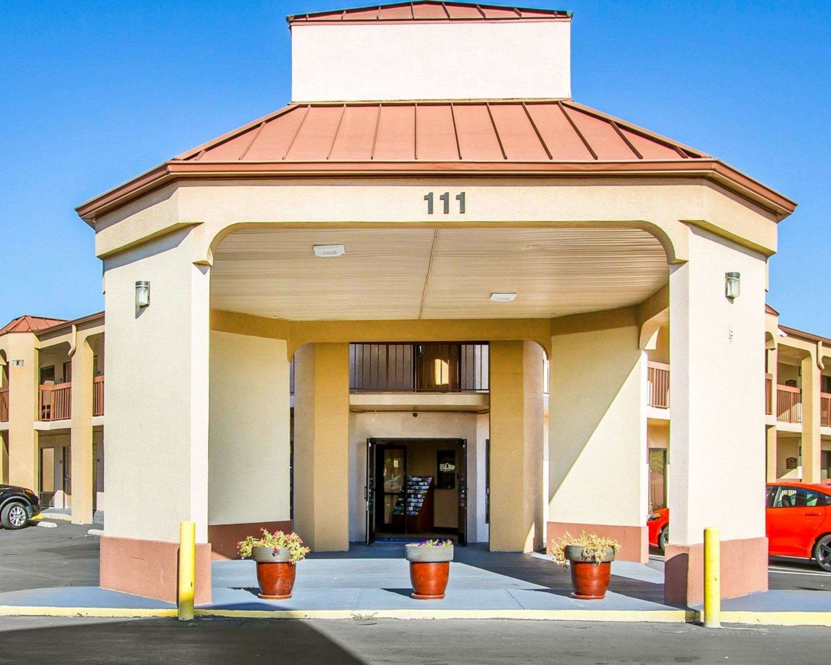 Hotel exterior | Rodeway Inn & Suites Clarksville near Governors Square Mall