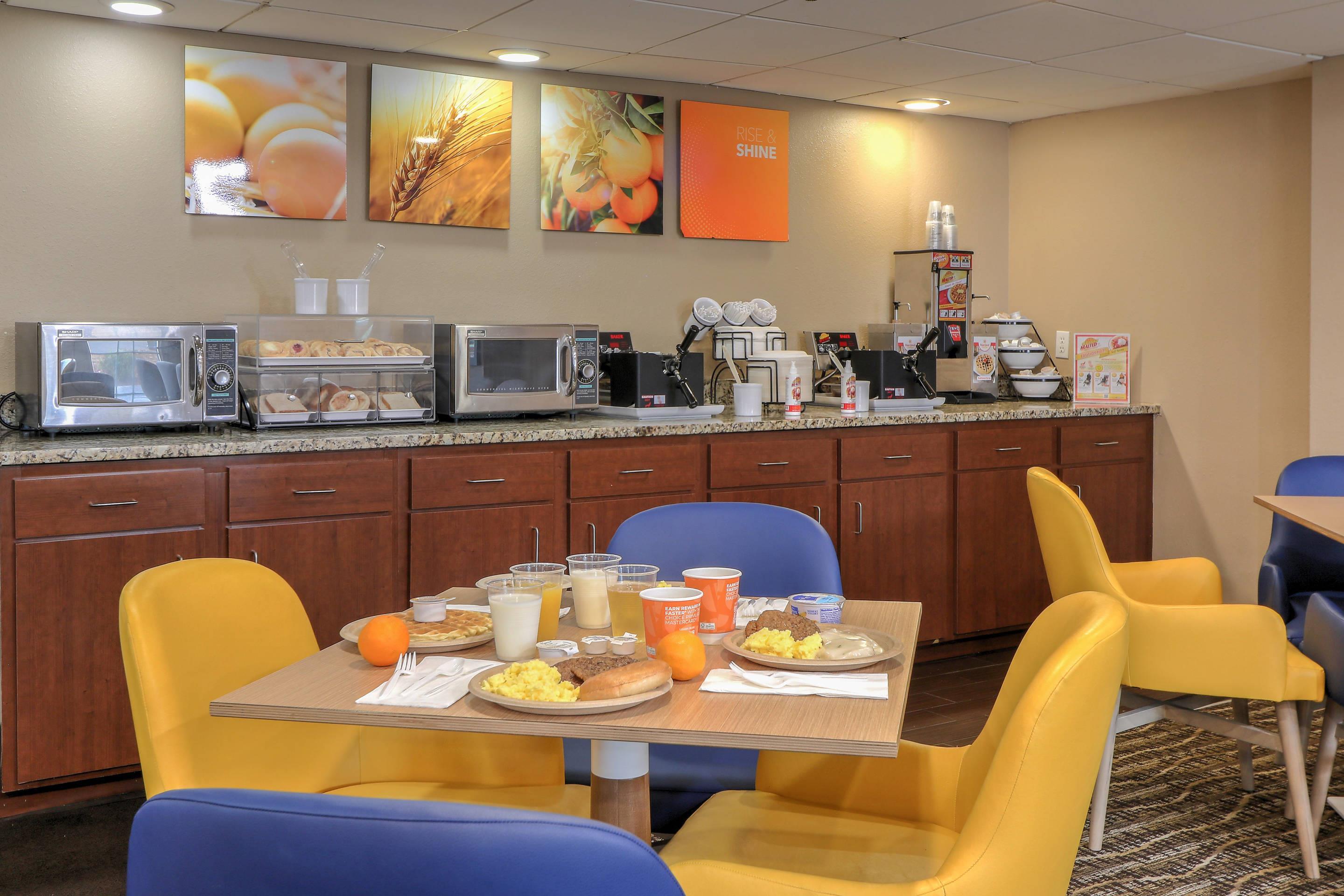 Breakfast area | Comfort Inn & Suites At Dollywood Lane