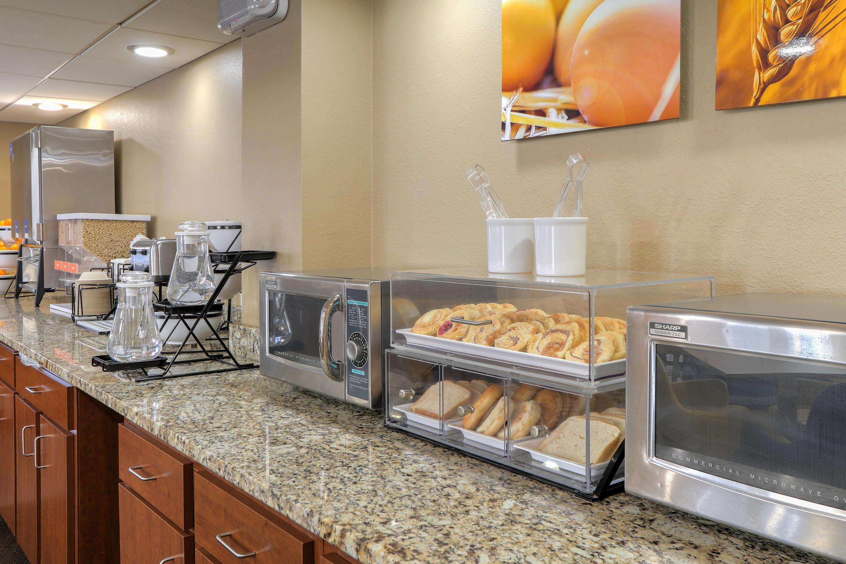 Breakfast area | Comfort Inn & Suites At Dollywood Lane