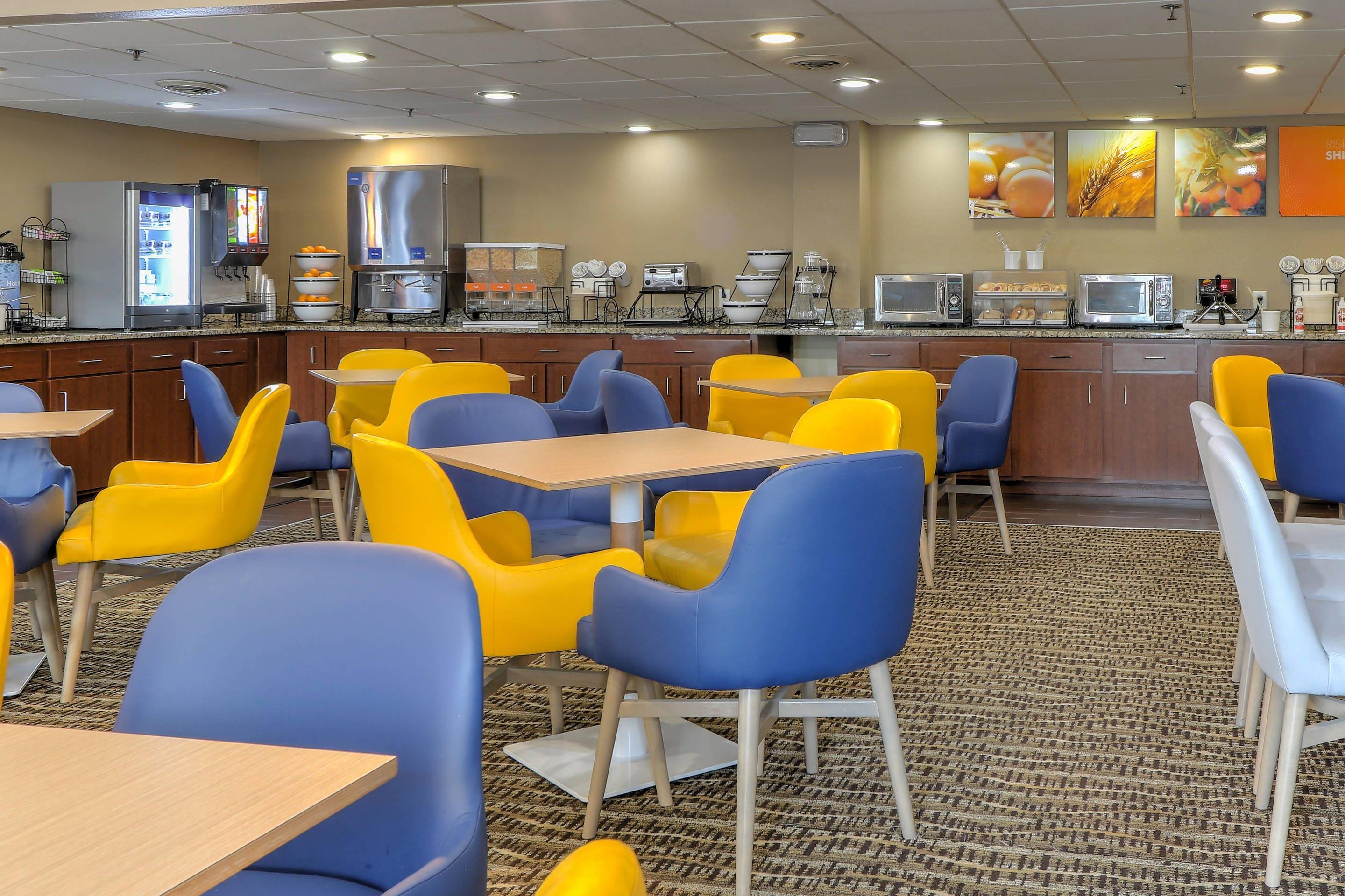 Breakfast area | Comfort Inn & Suites At Dollywood Lane