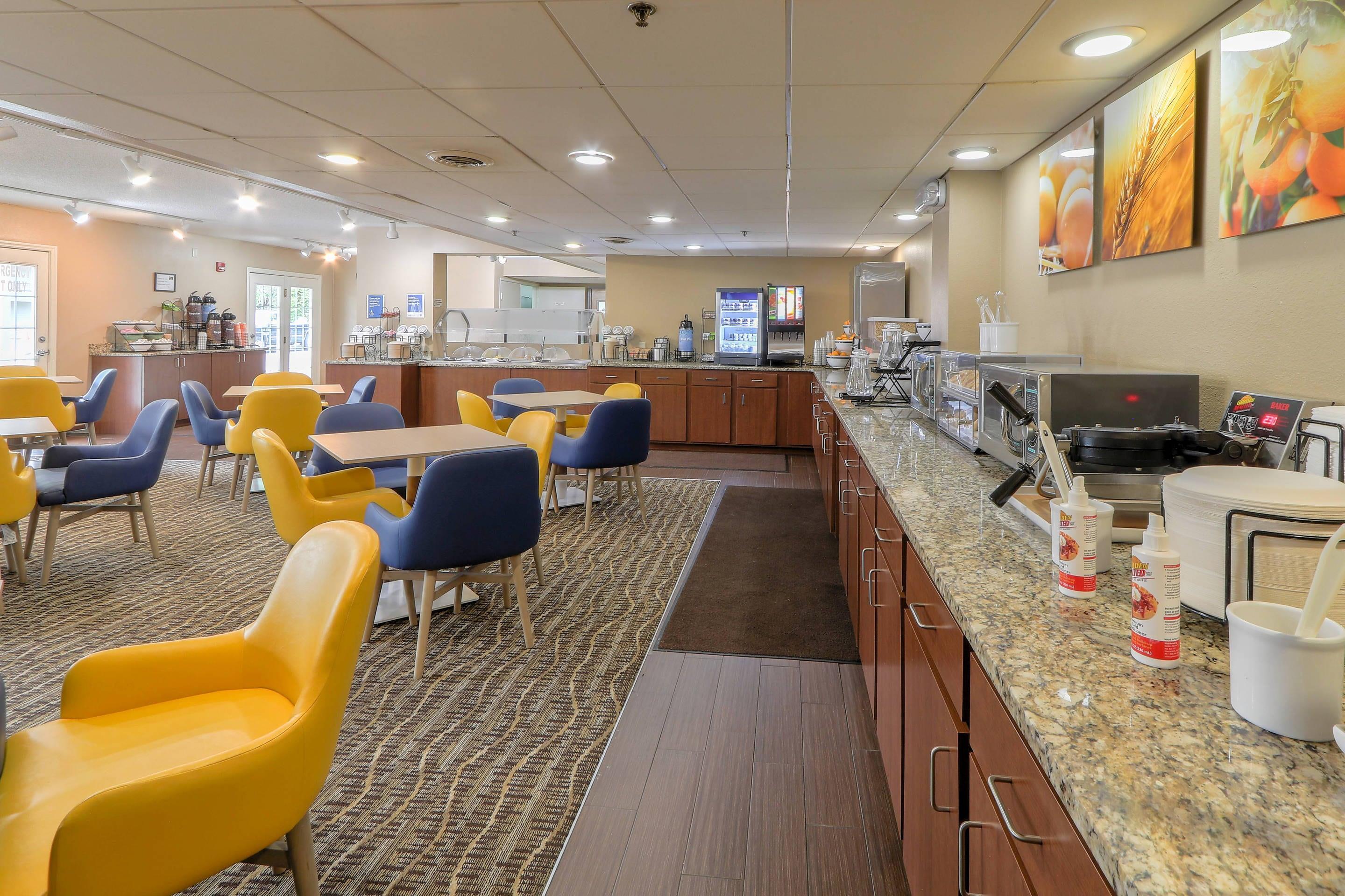 Breakfast area | Comfort Inn & Suites At Dollywood Lane