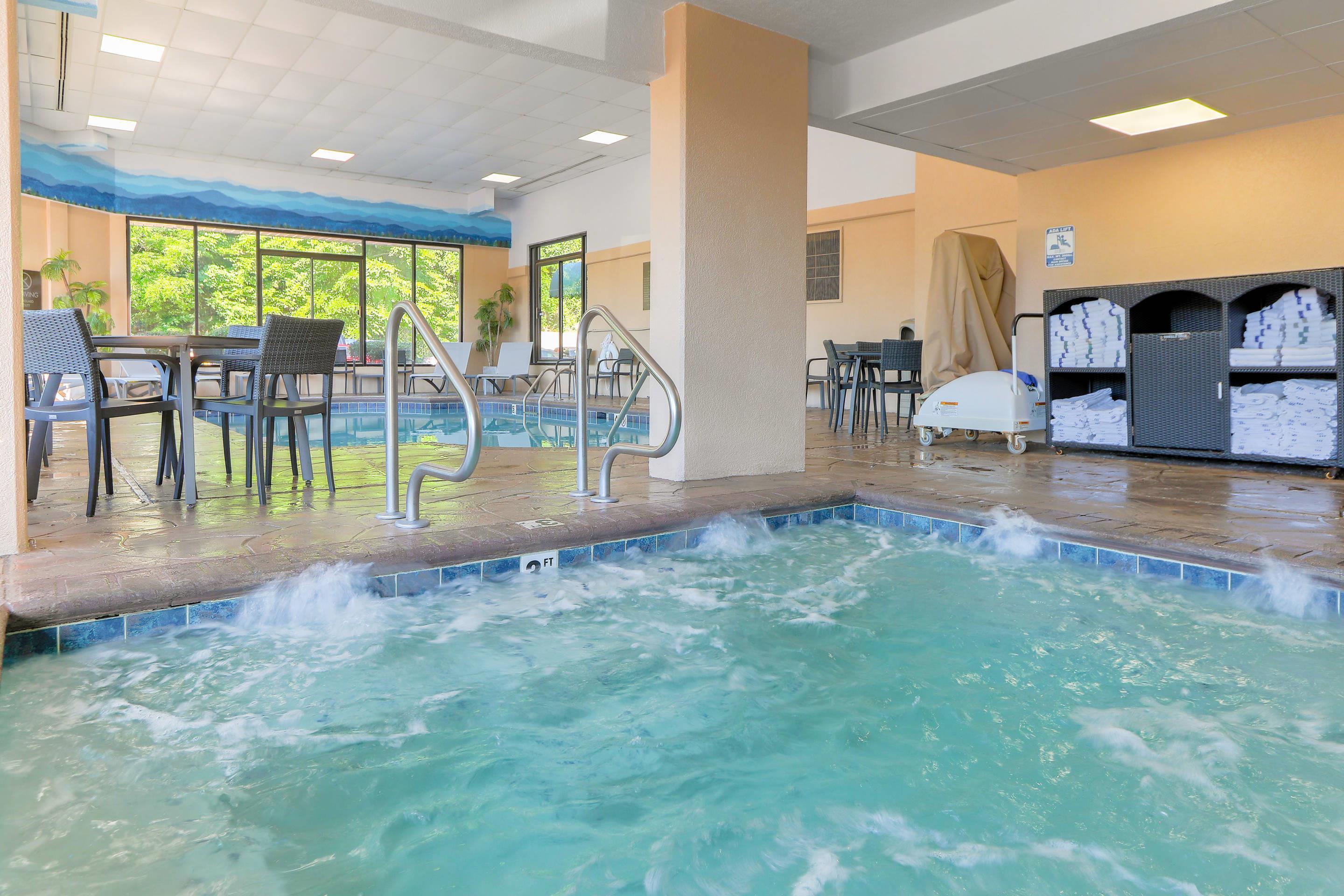 Indoor pool | Comfort Inn & Suites At Dollywood Lane