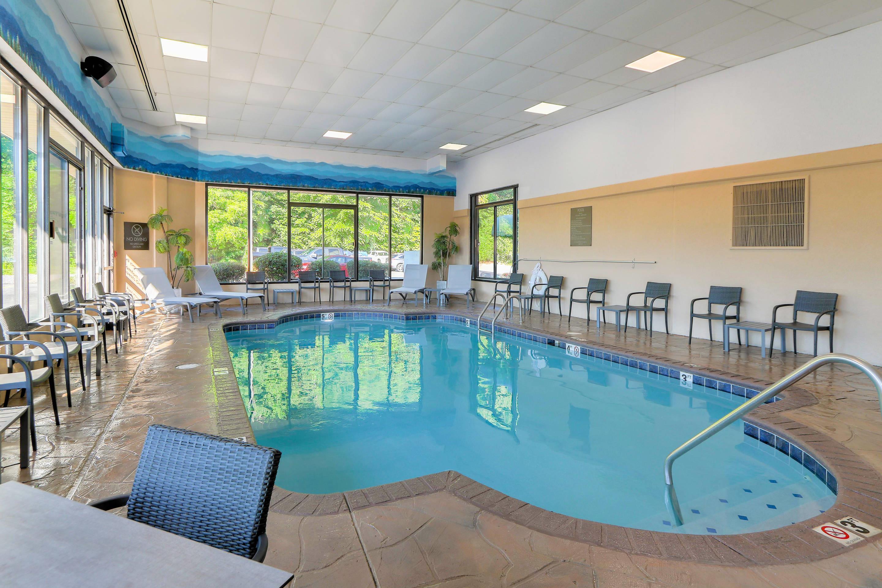 Indoor pool | Comfort Inn & Suites At Dollywood Lane