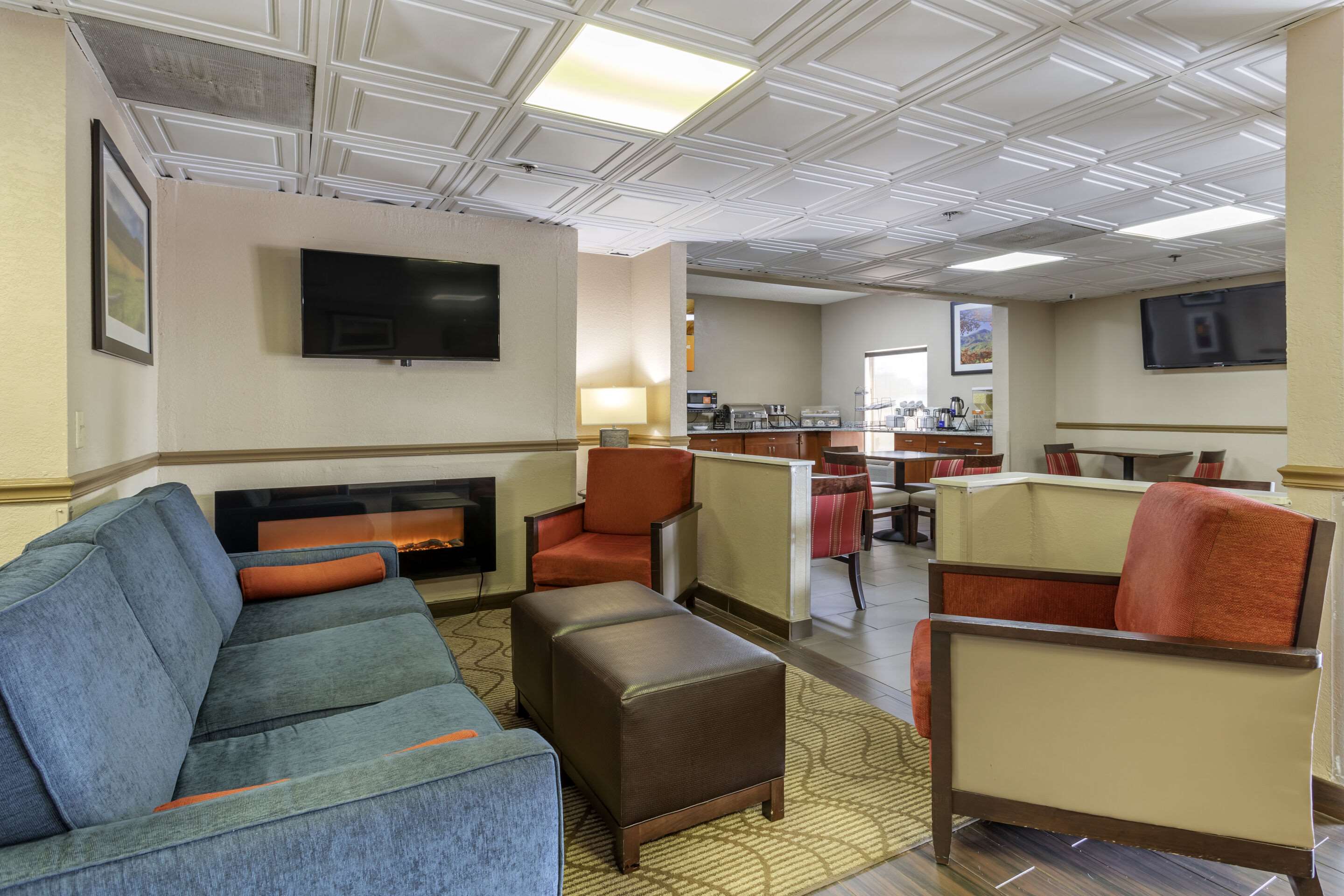 Lobby with sitting area | Comfort Inn South Kingsport