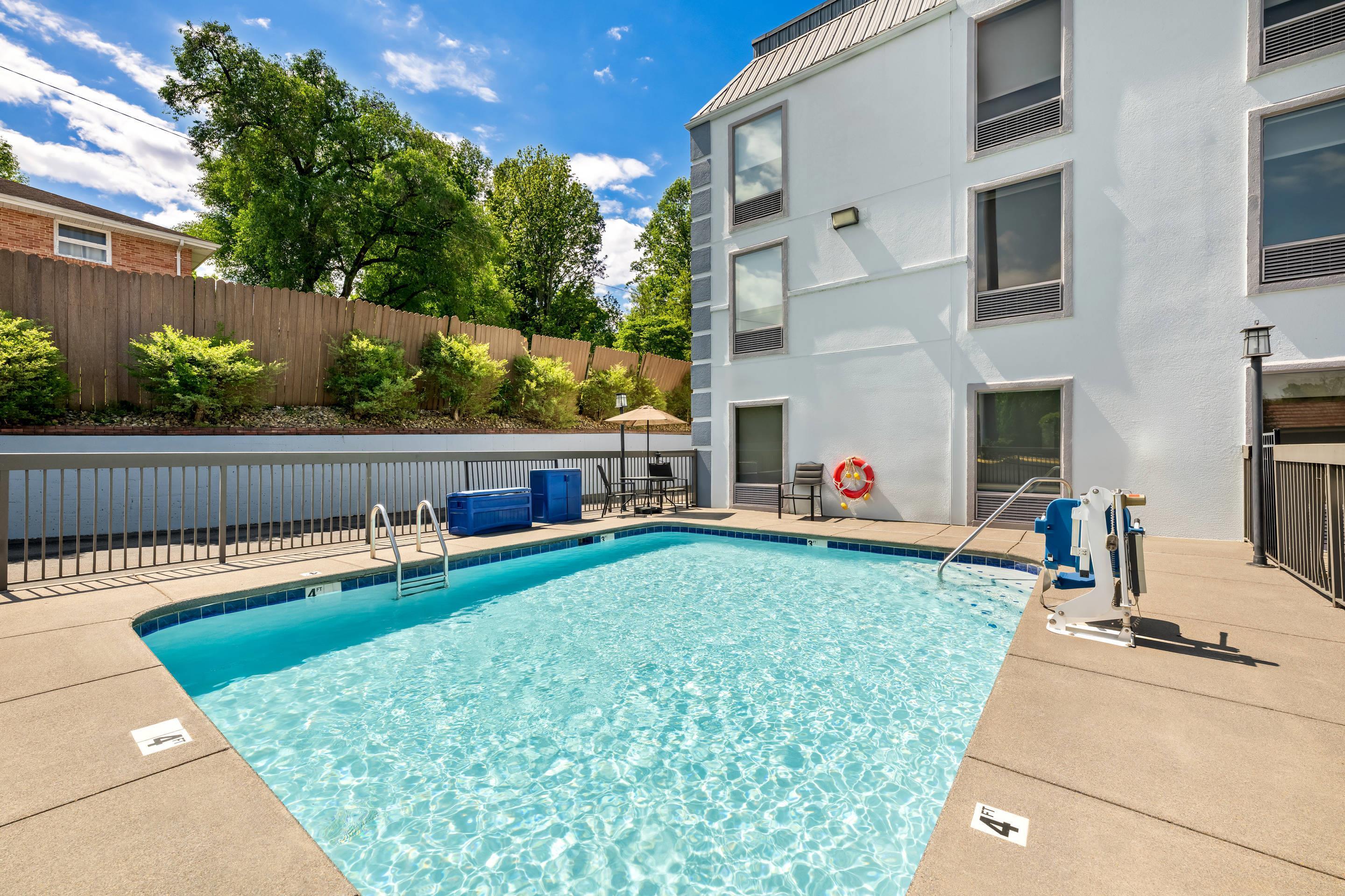 Outdoor pool | Comfort Inn South Kingsport
