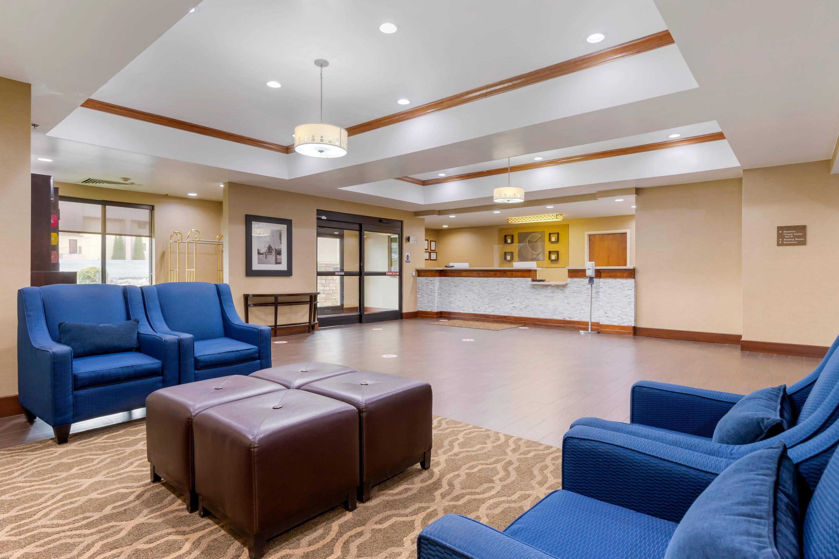 Lobby with sitting area | Comfort Suites Johnson City near University