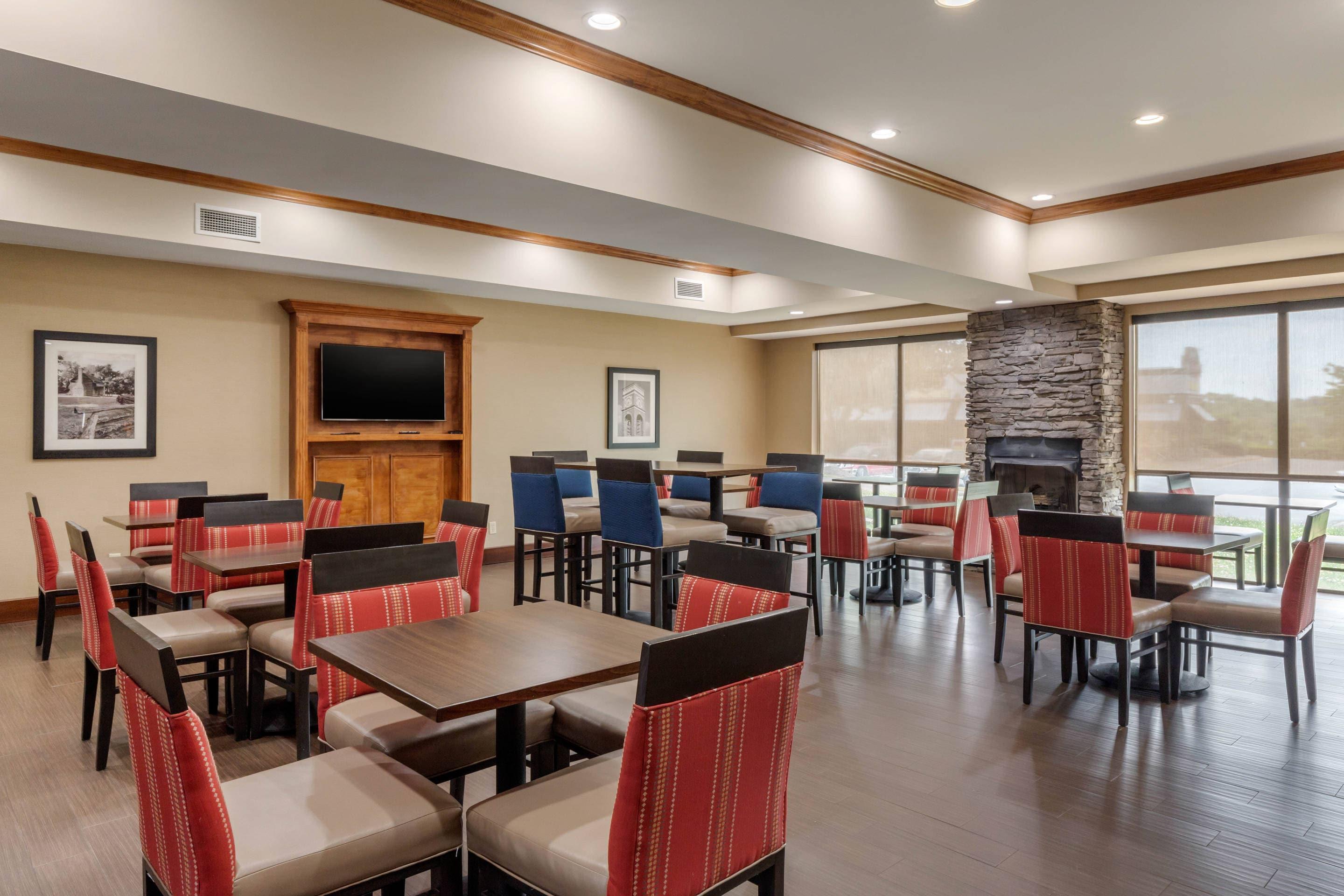 Breakfast area | Comfort Suites Johnson City near University