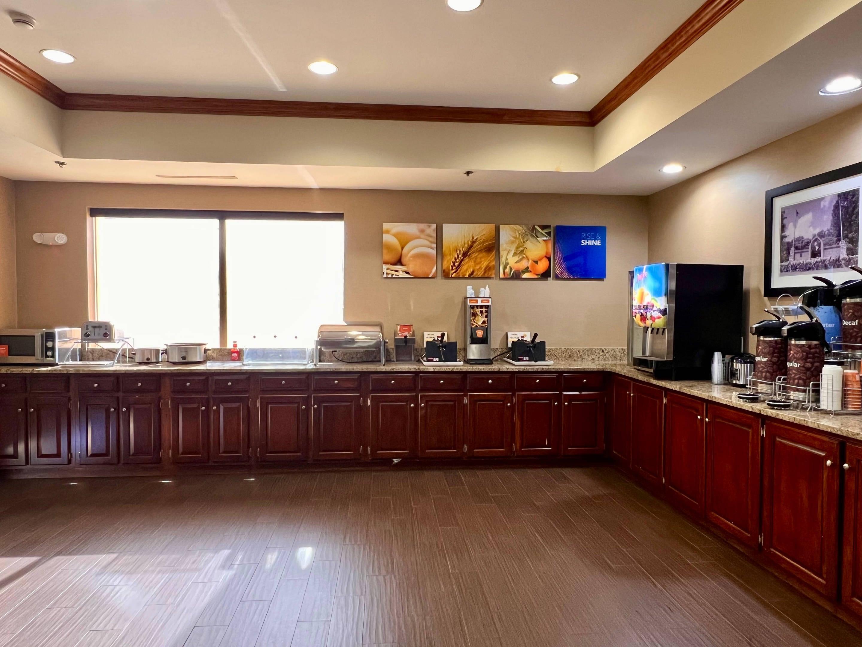 Breakfast area | Comfort Suites Johnson City near University