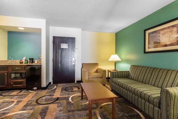 Suite - Quality Inn & Suites Memphis - I-40, Exit 12