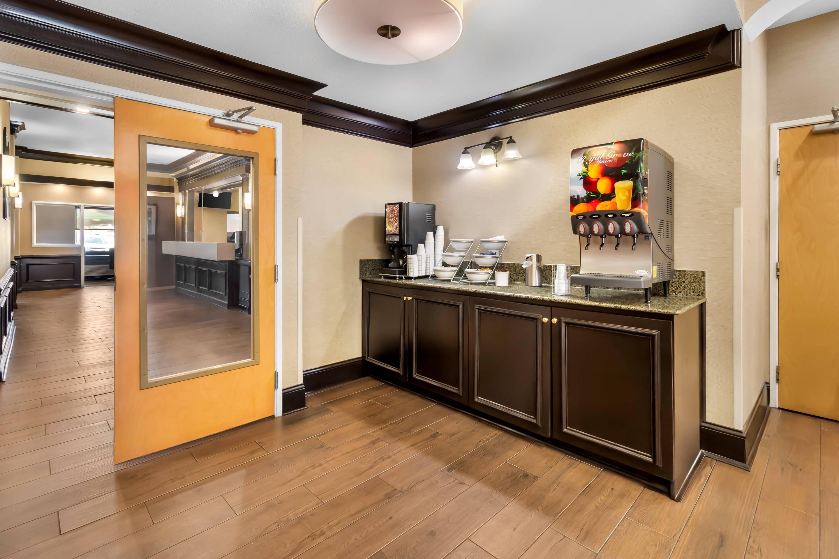 Breakfast area | Comfort Suites At Rivergate Mall