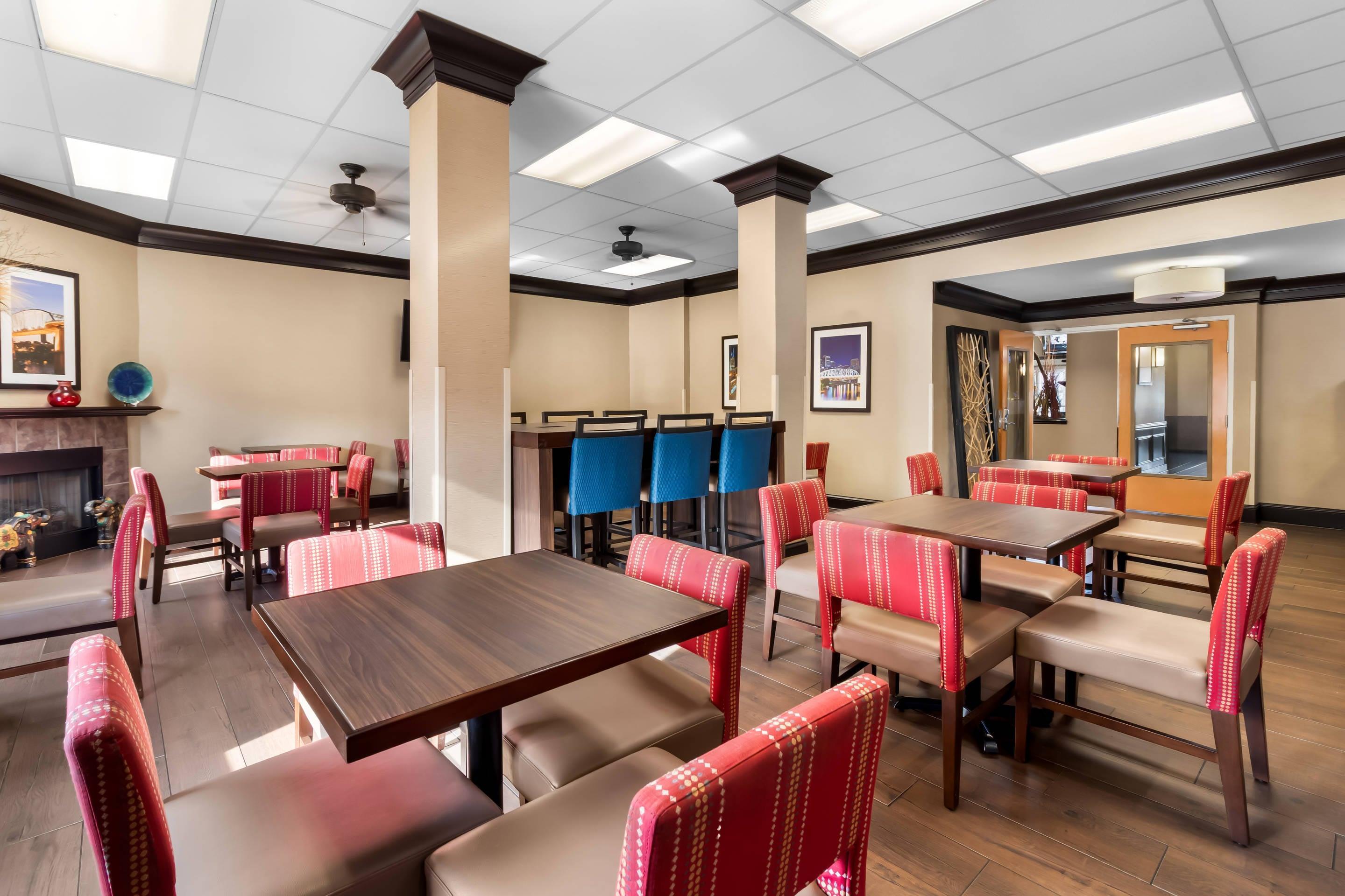 Breakfast area | Comfort Suites At Rivergate Mall