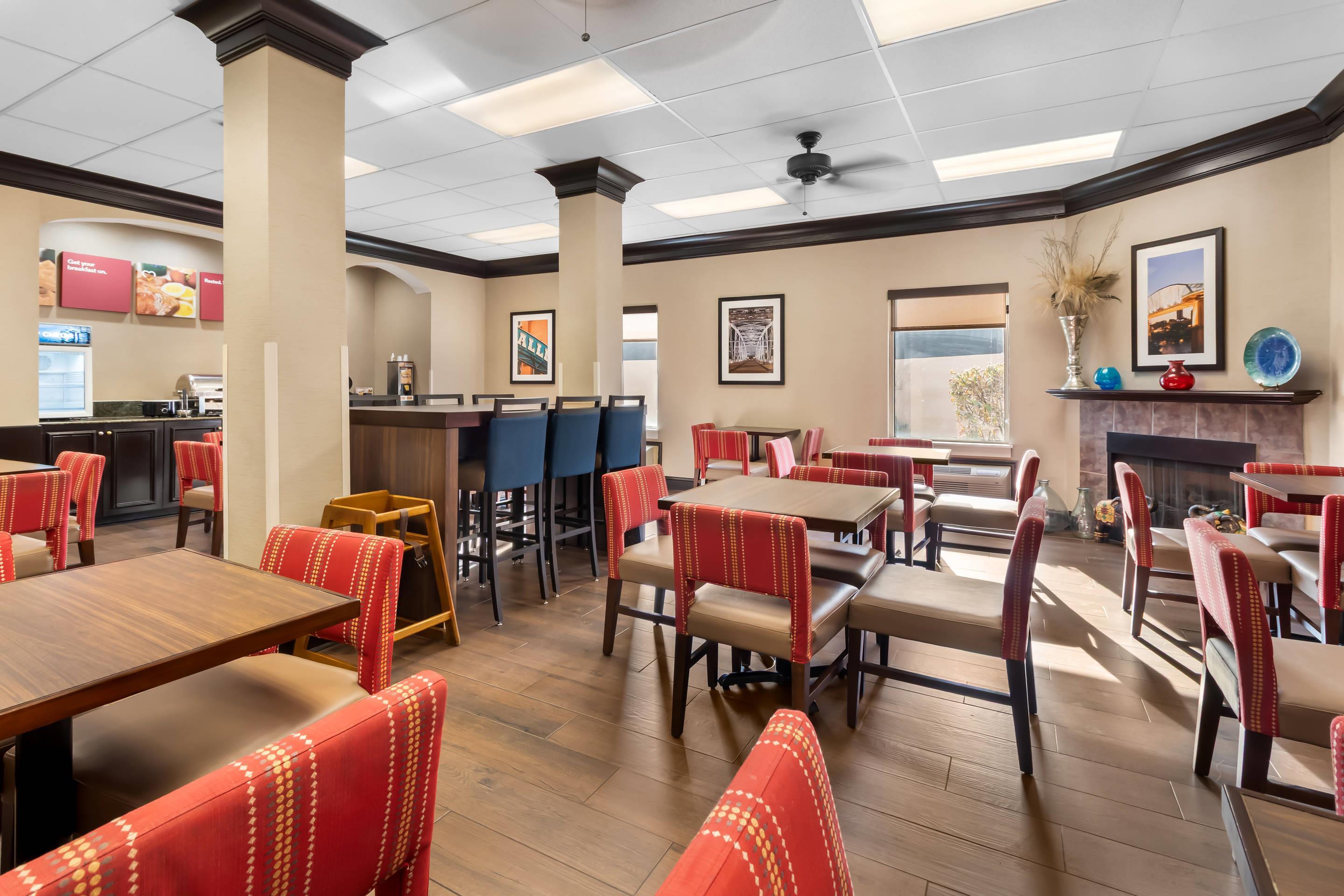 Breakfast area | Comfort Suites At Rivergate Mall
