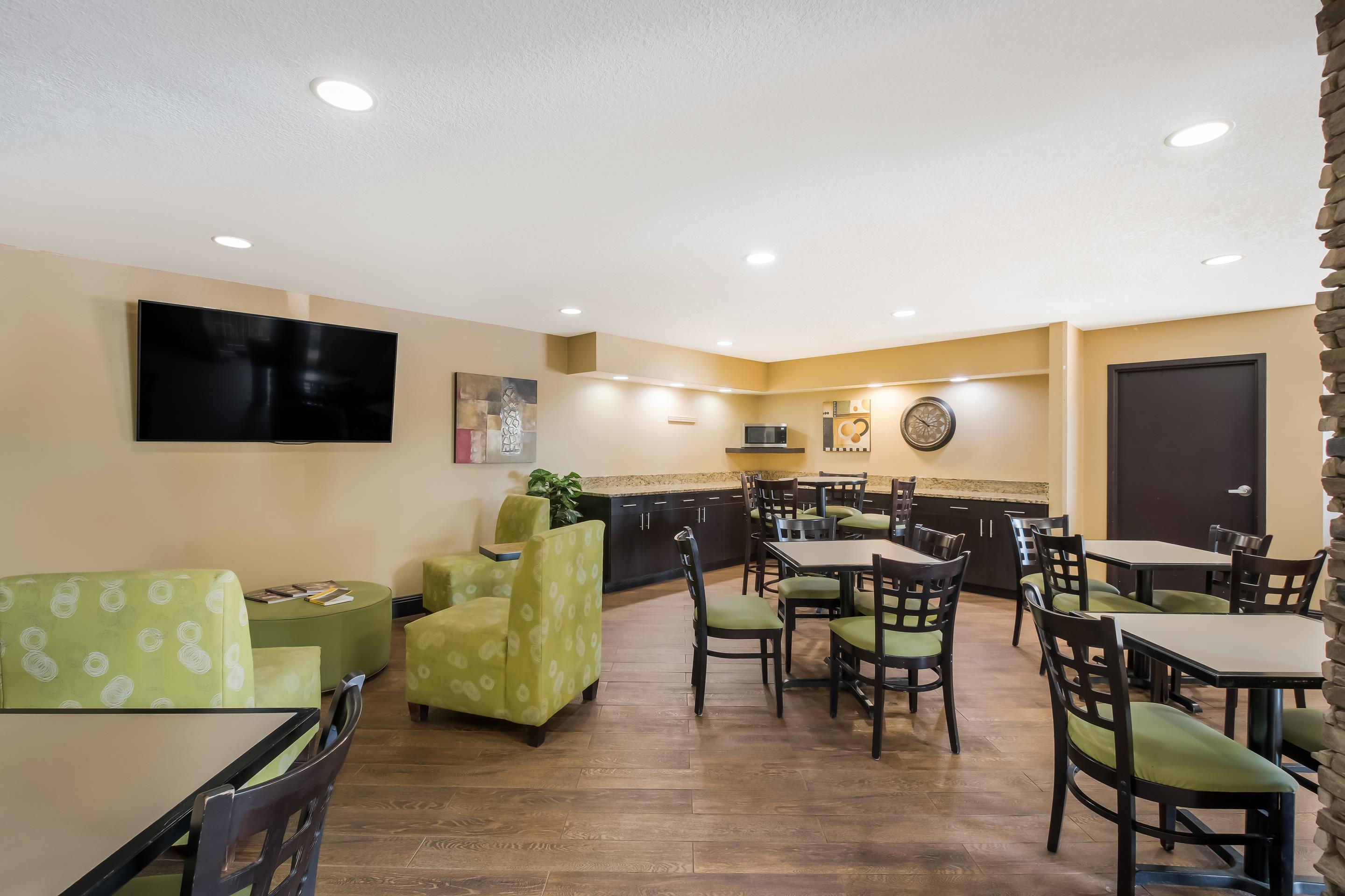 Enjoy breakfast in this seating area | MainStay Suites Chattanooga Hamilton Place