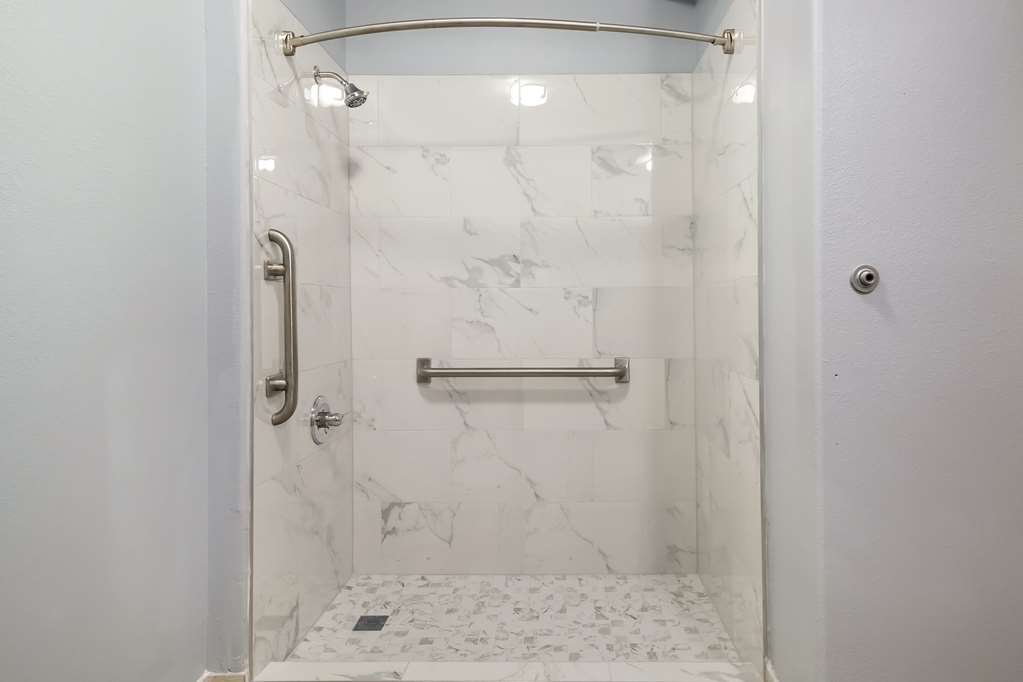 QUALITY INN-guestroom-Guest Room,Bathroom,On-Site.jpg