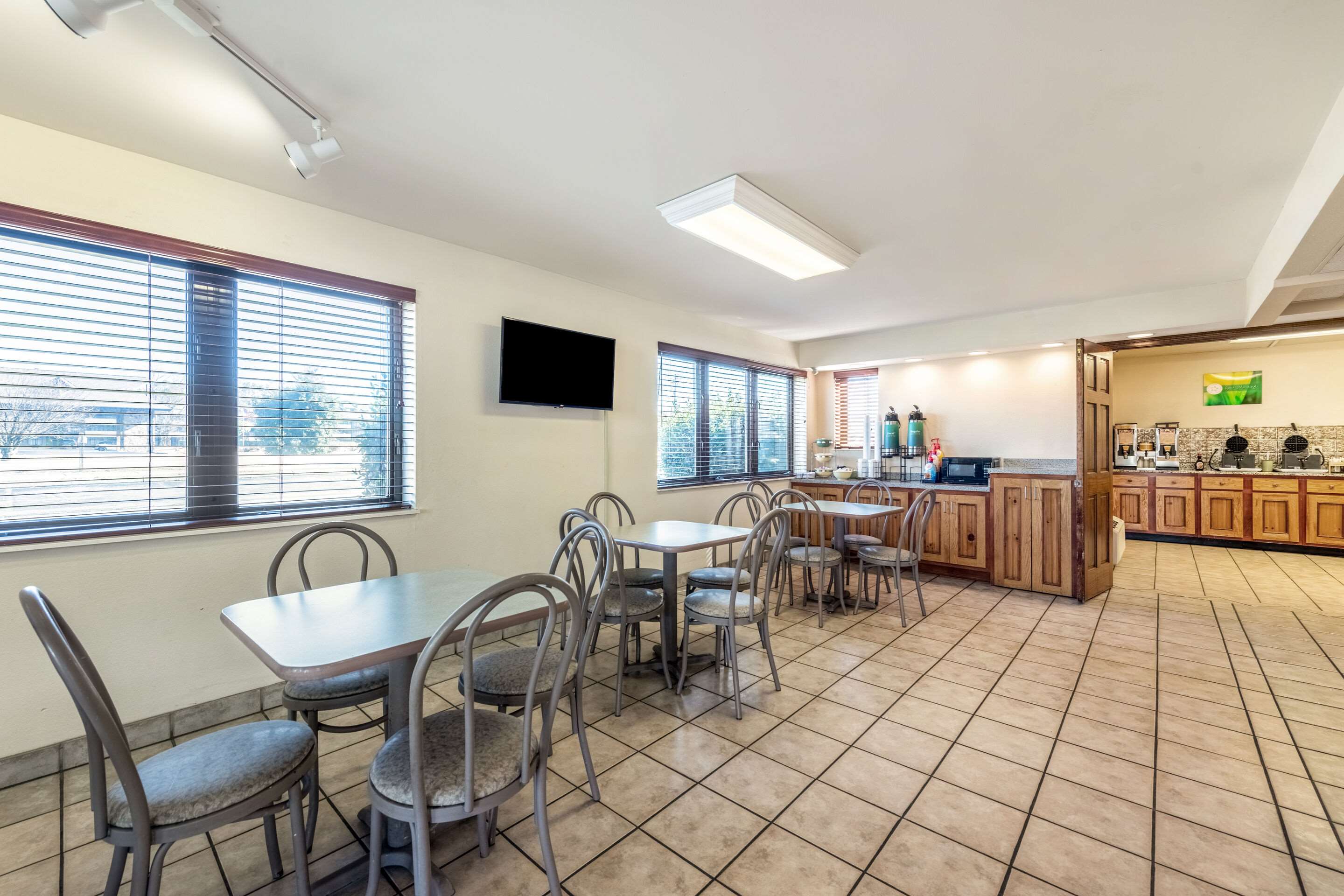 Breakfast area | Quality Inn And Suites Dollywood