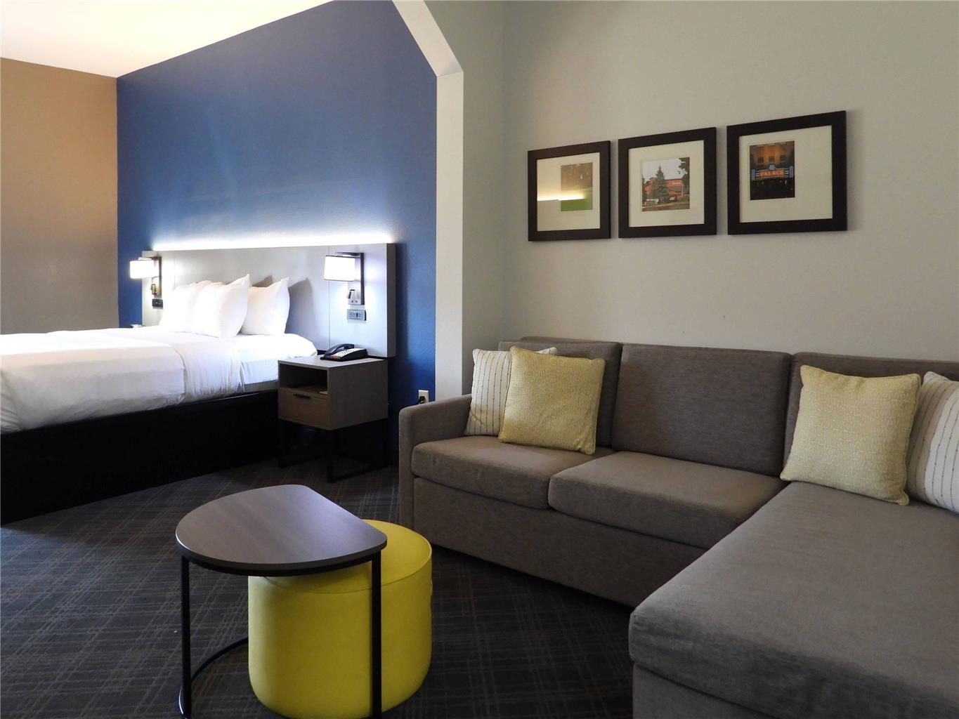 COMFORT SUITES CROSSVILLE-guestroom-Guest Room,On-Site.jpg